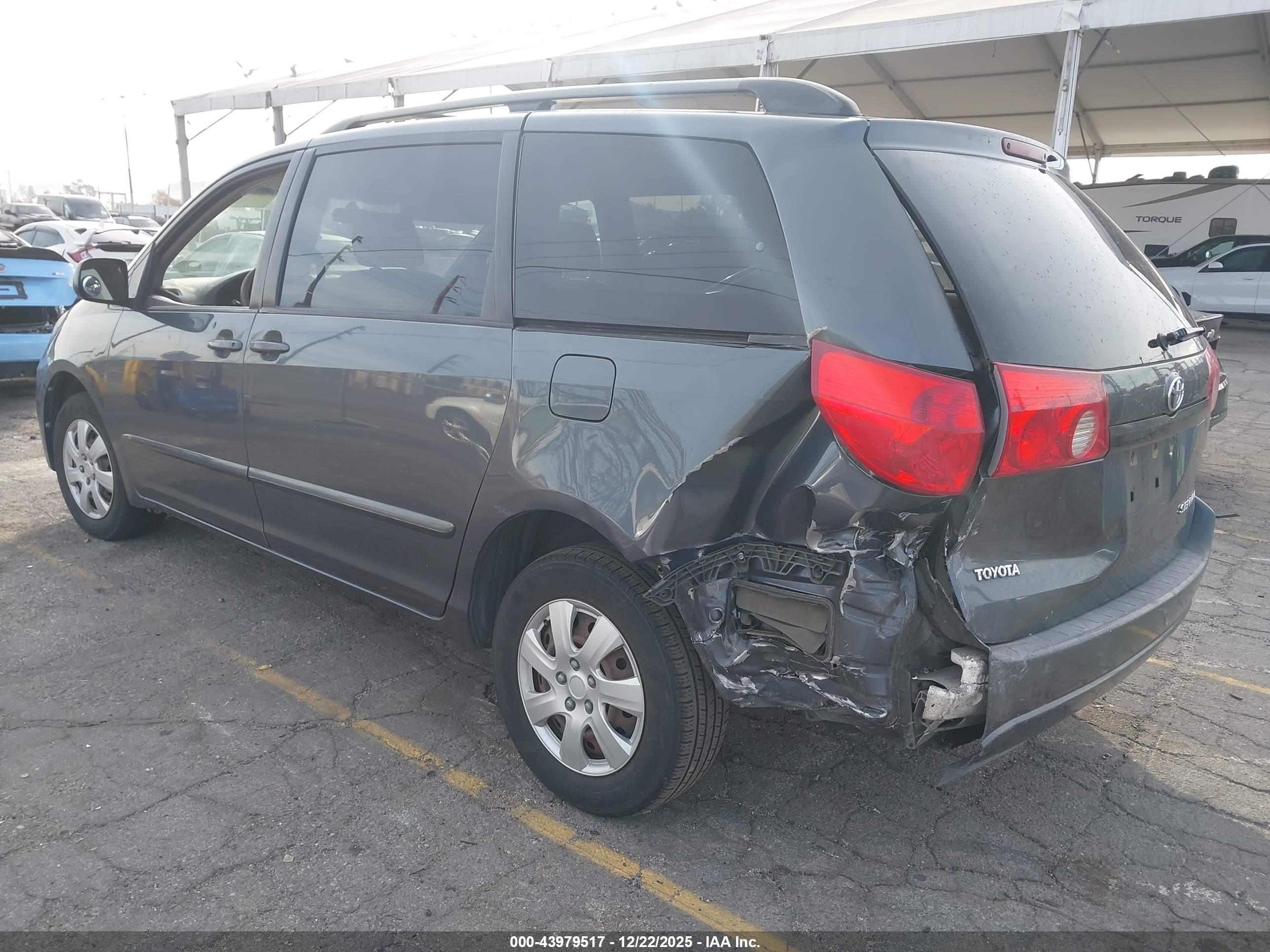 TOYOTA SIENNA image 3