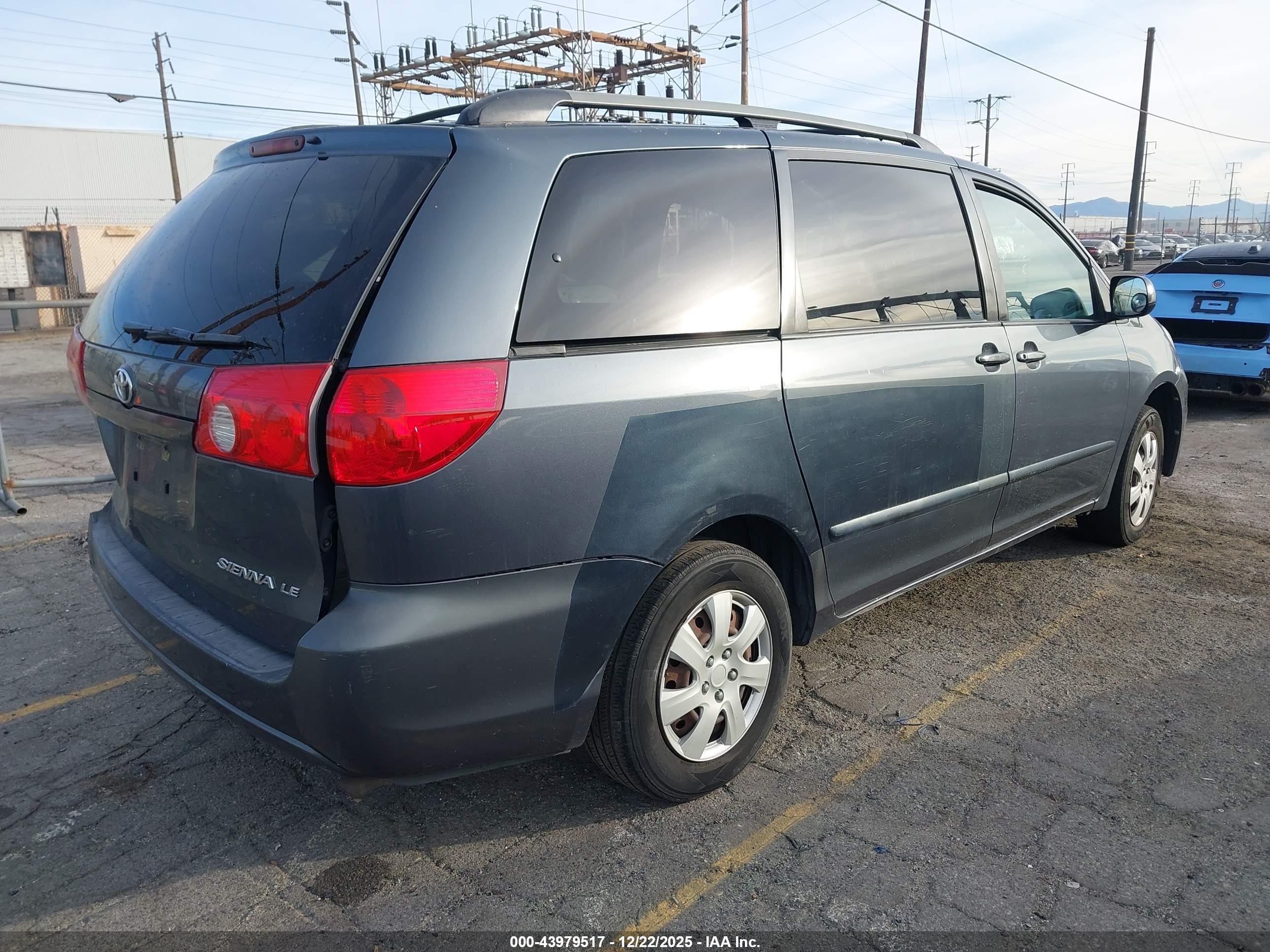 TOYOTA SIENNA image 4
