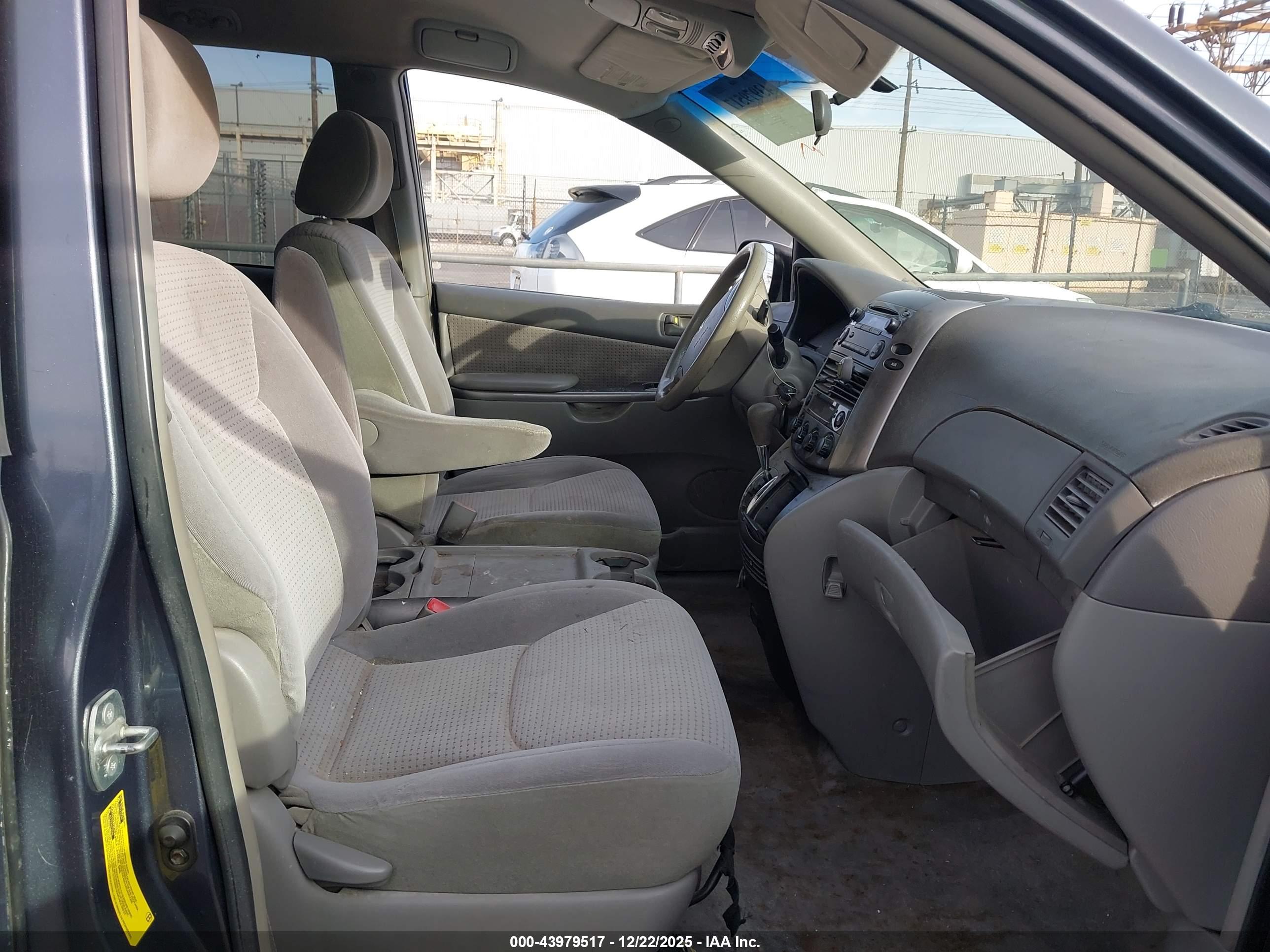 TOYOTA SIENNA image 5