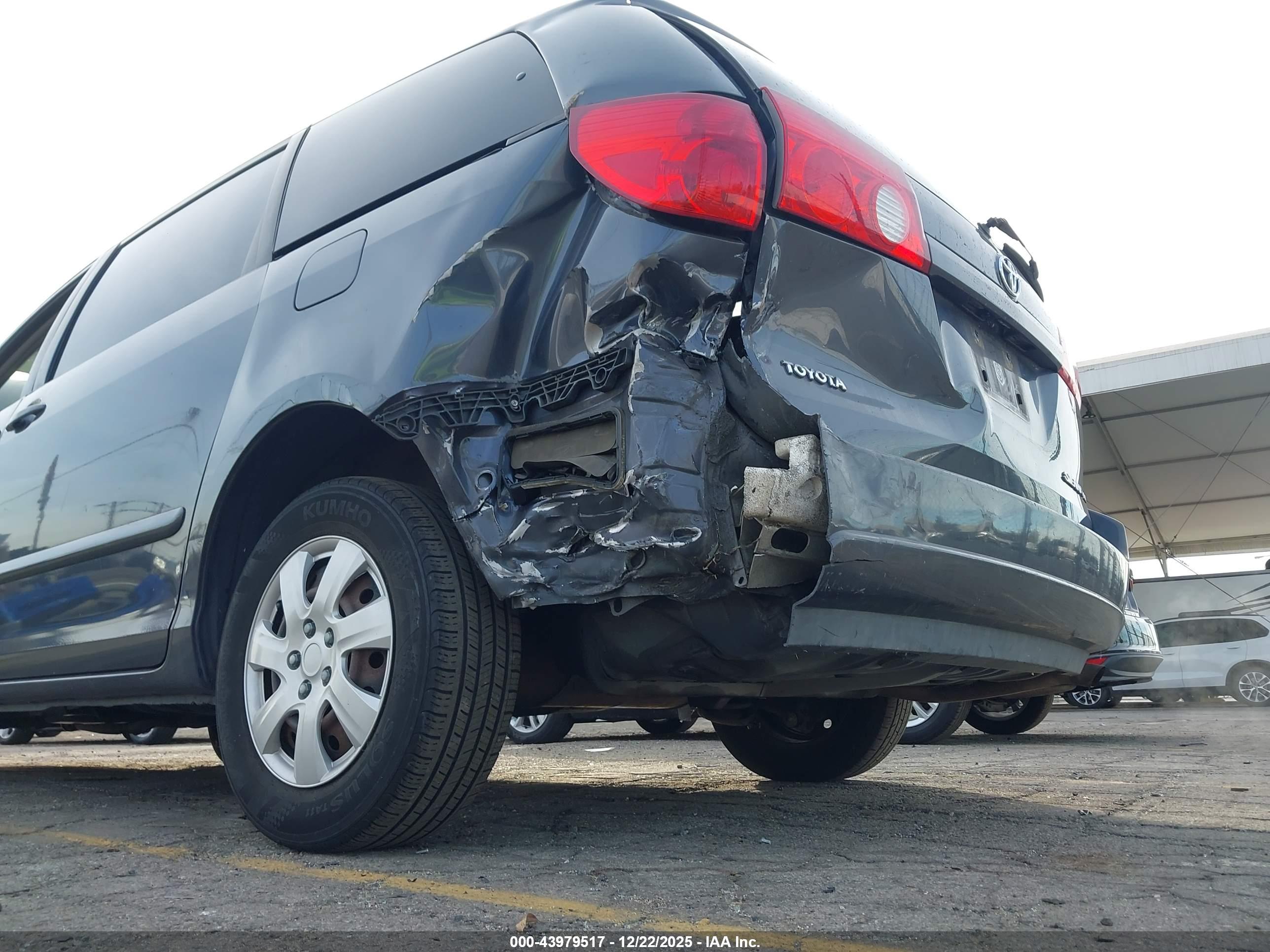 TOYOTA SIENNA image 6