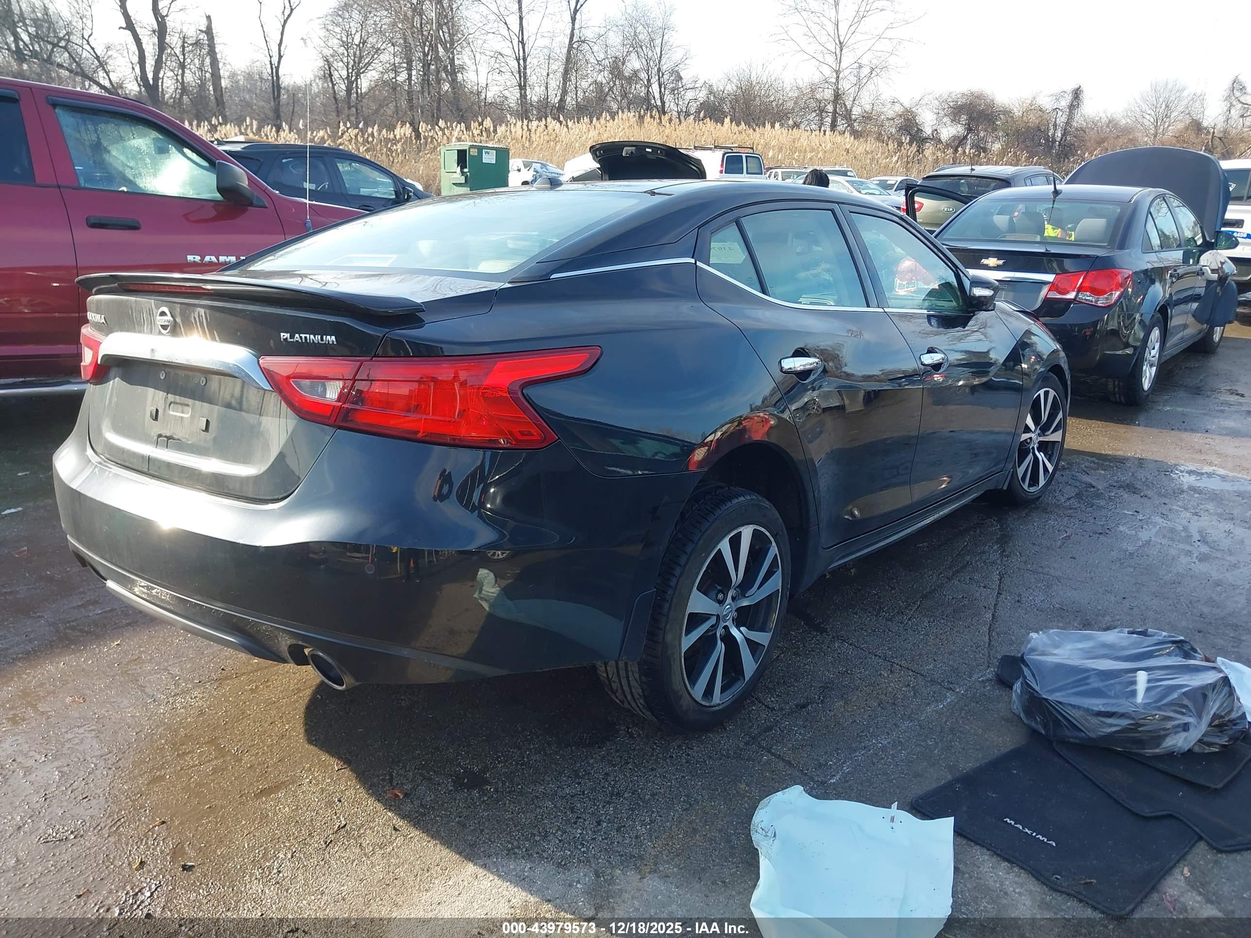 NISSAN MAXIMA image 4