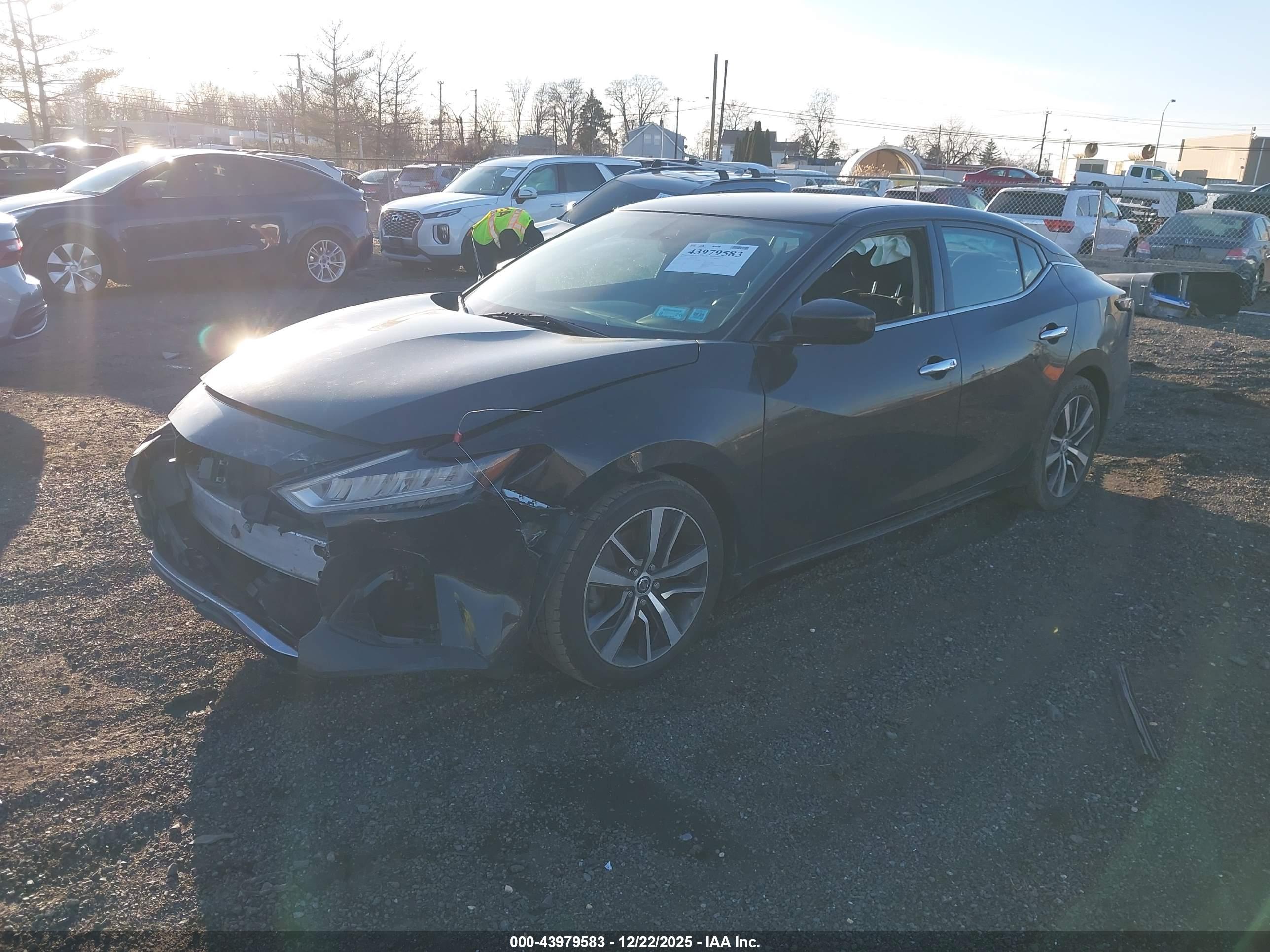 NISSAN MAXIMA image 2