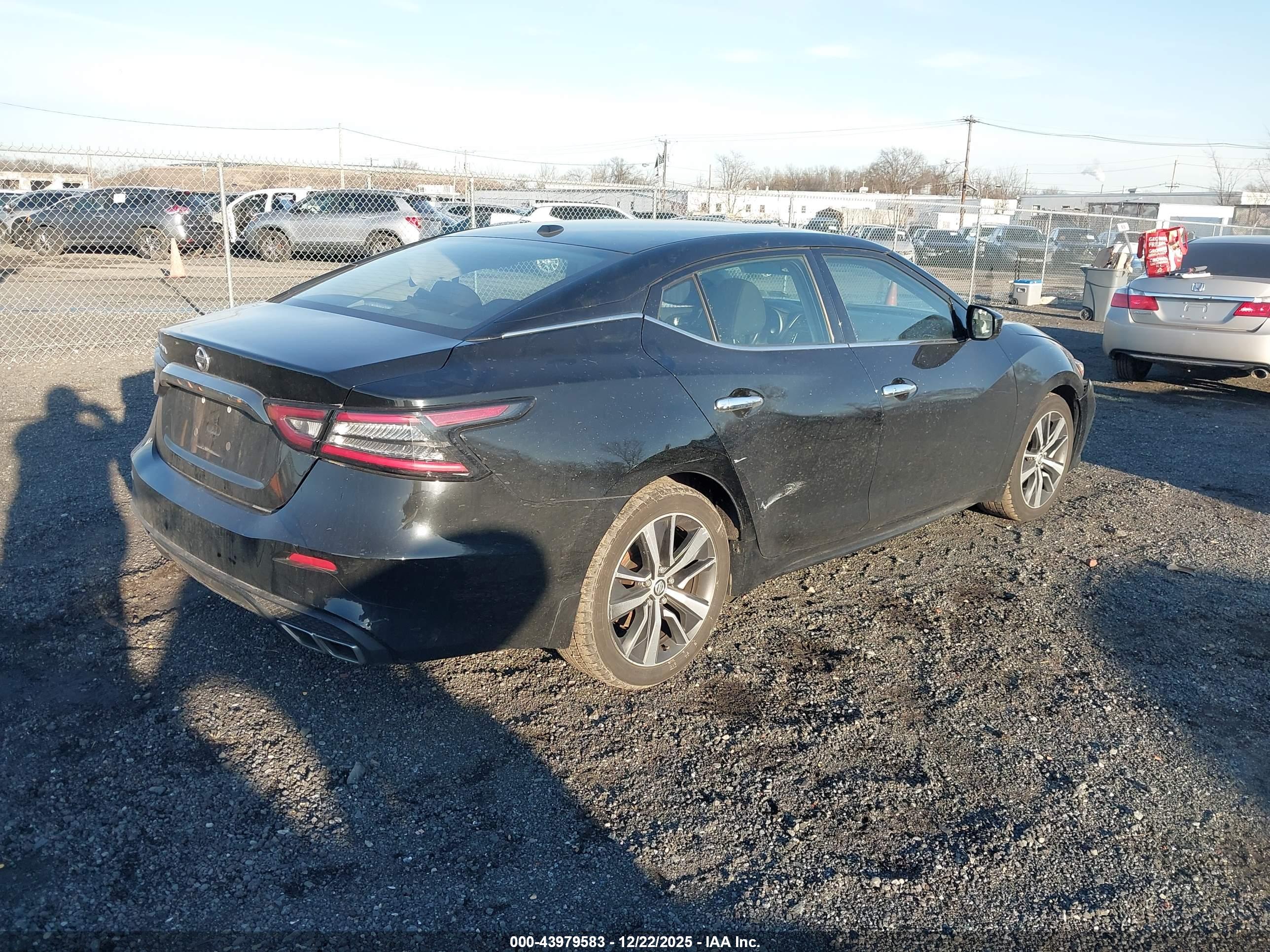 NISSAN MAXIMA image 4