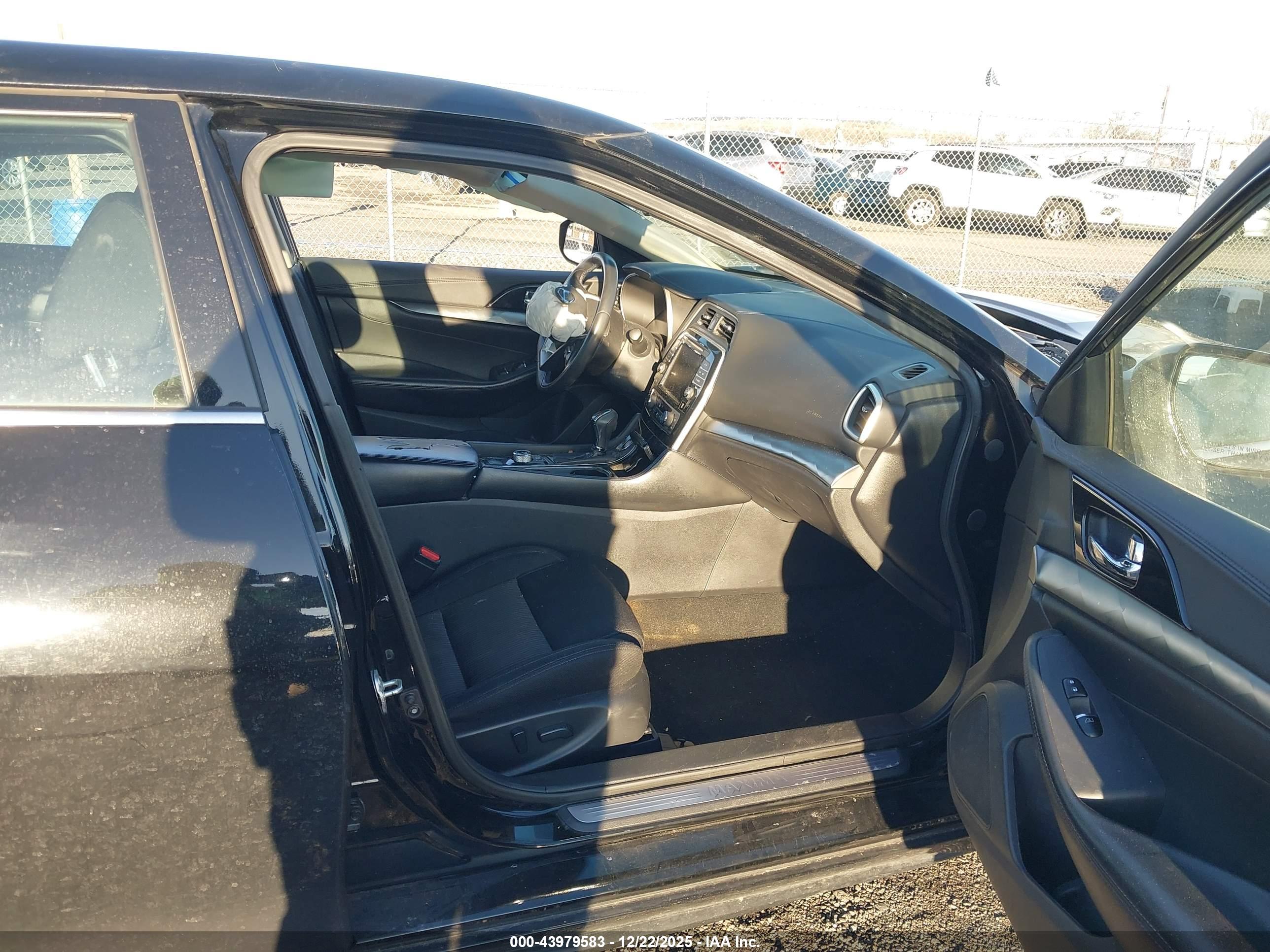 NISSAN MAXIMA image 5