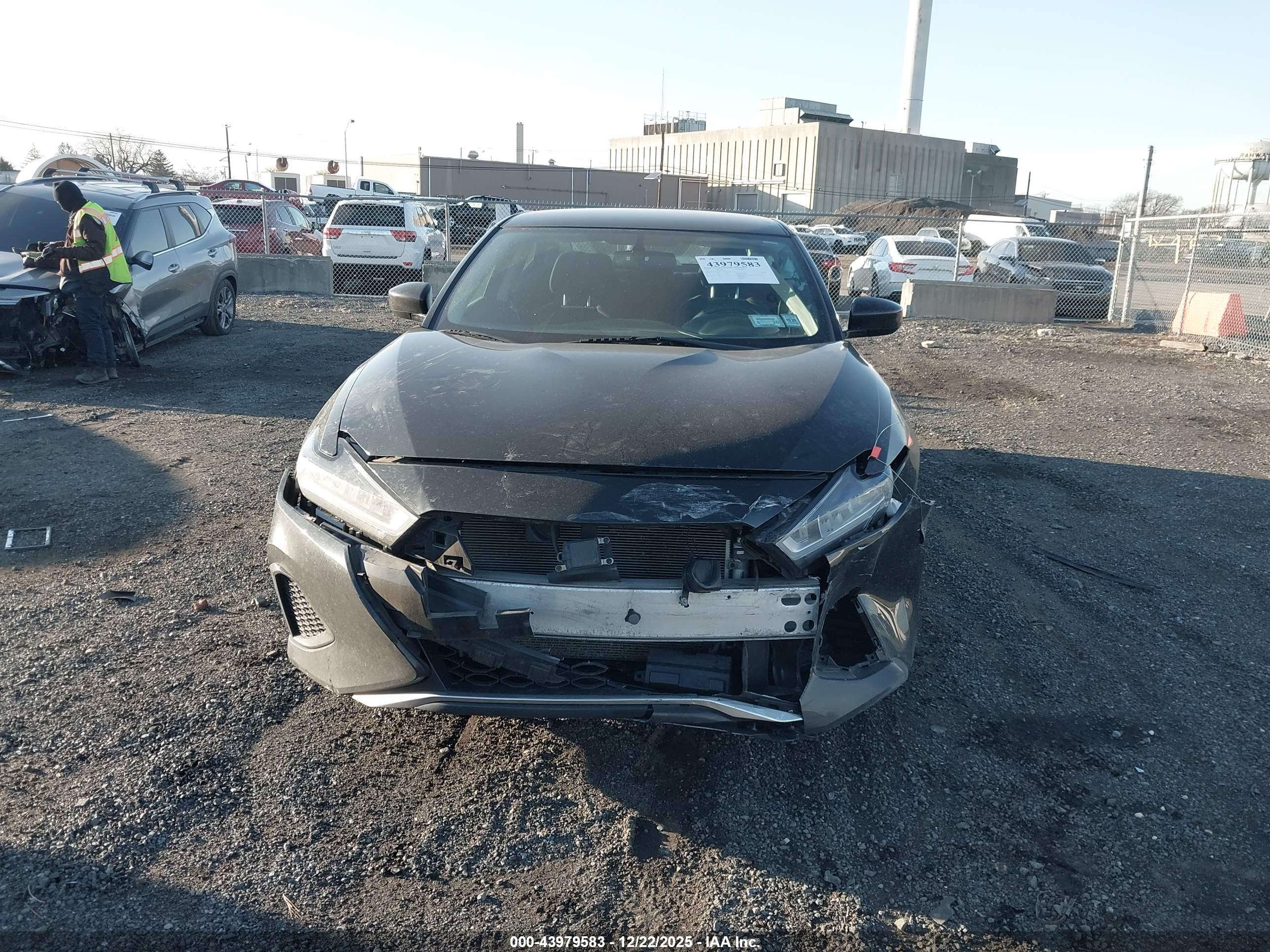 NISSAN MAXIMA image 6