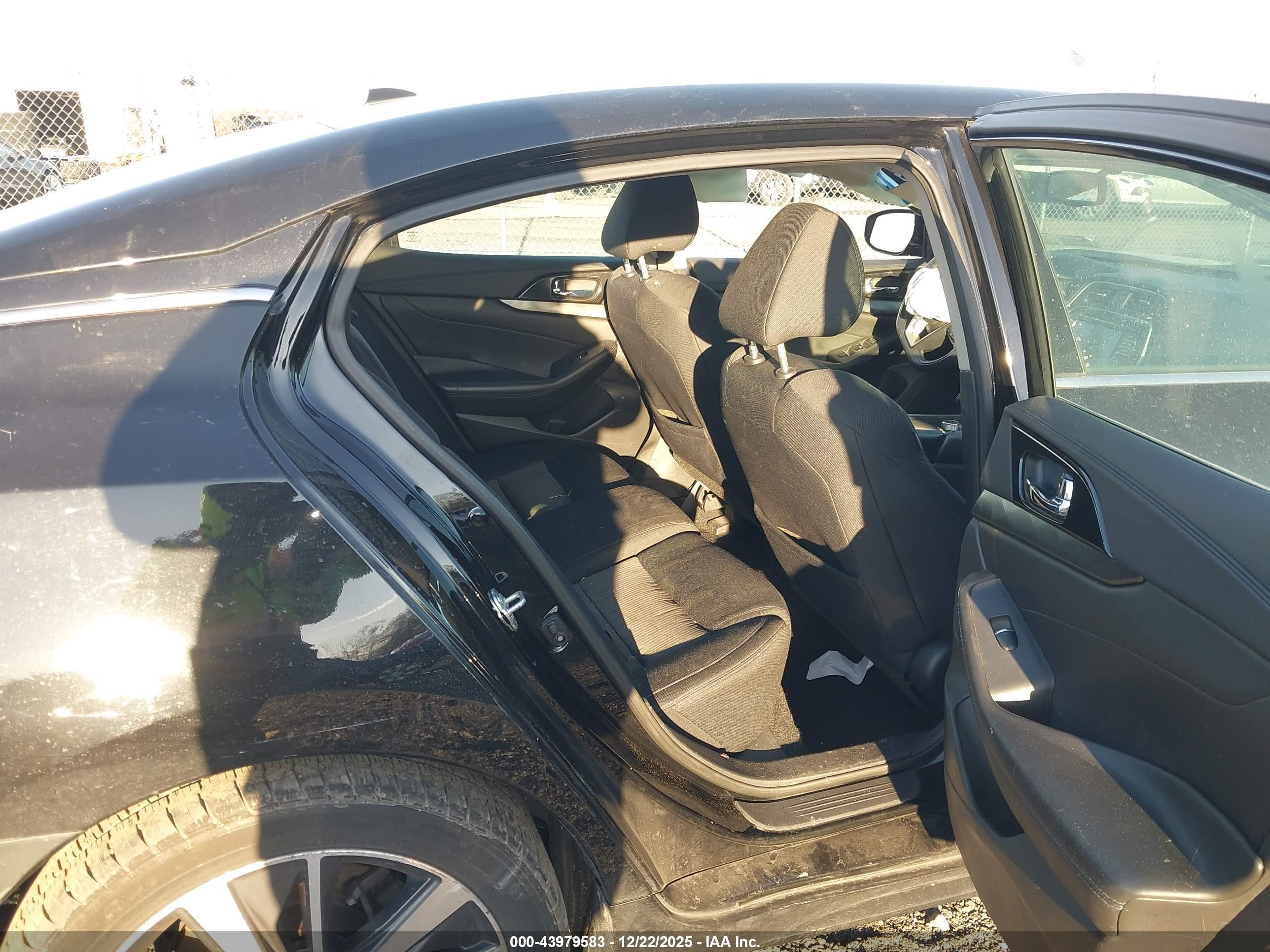 NISSAN MAXIMA image 8