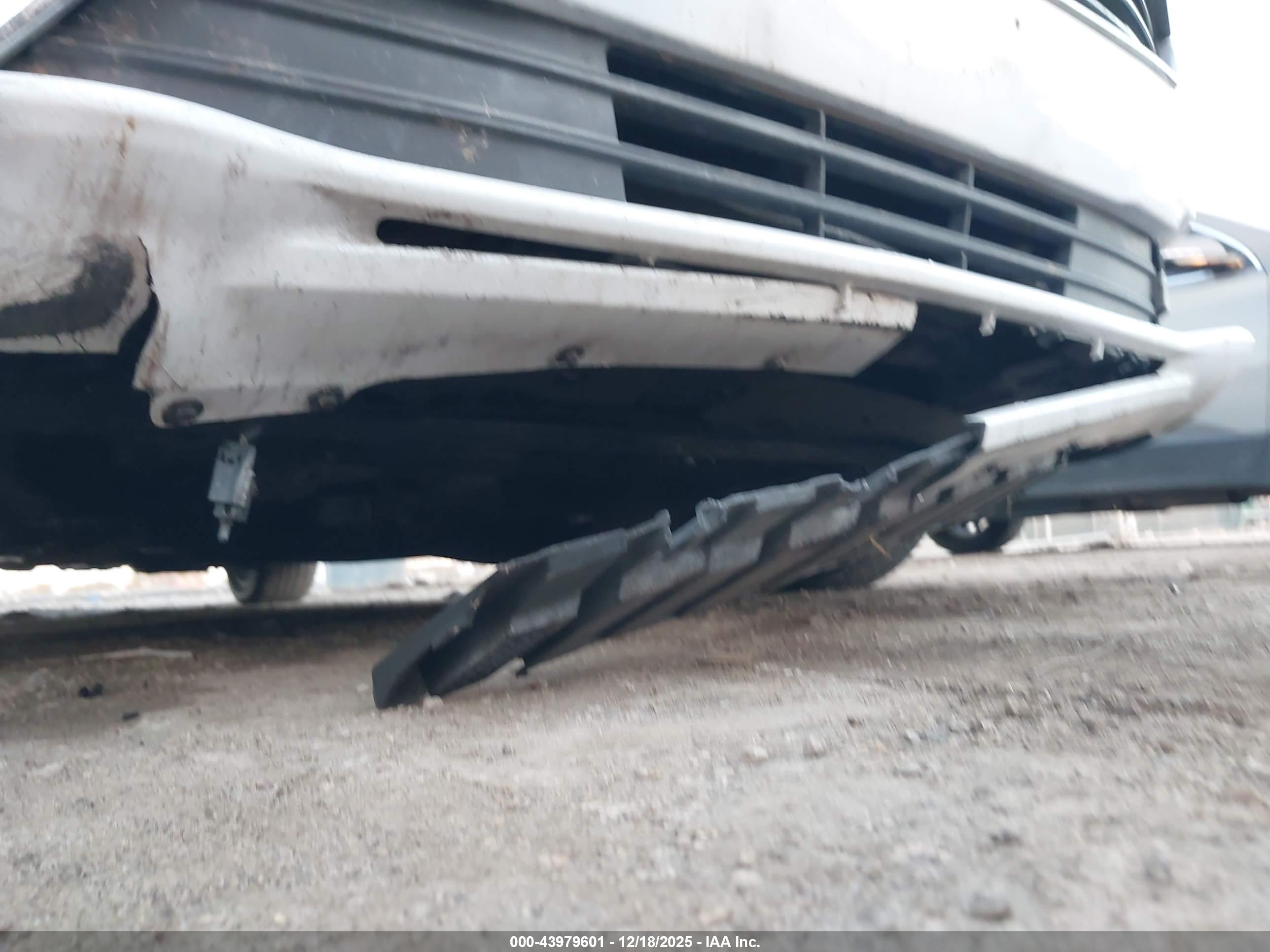 FORD FUSION image 6
