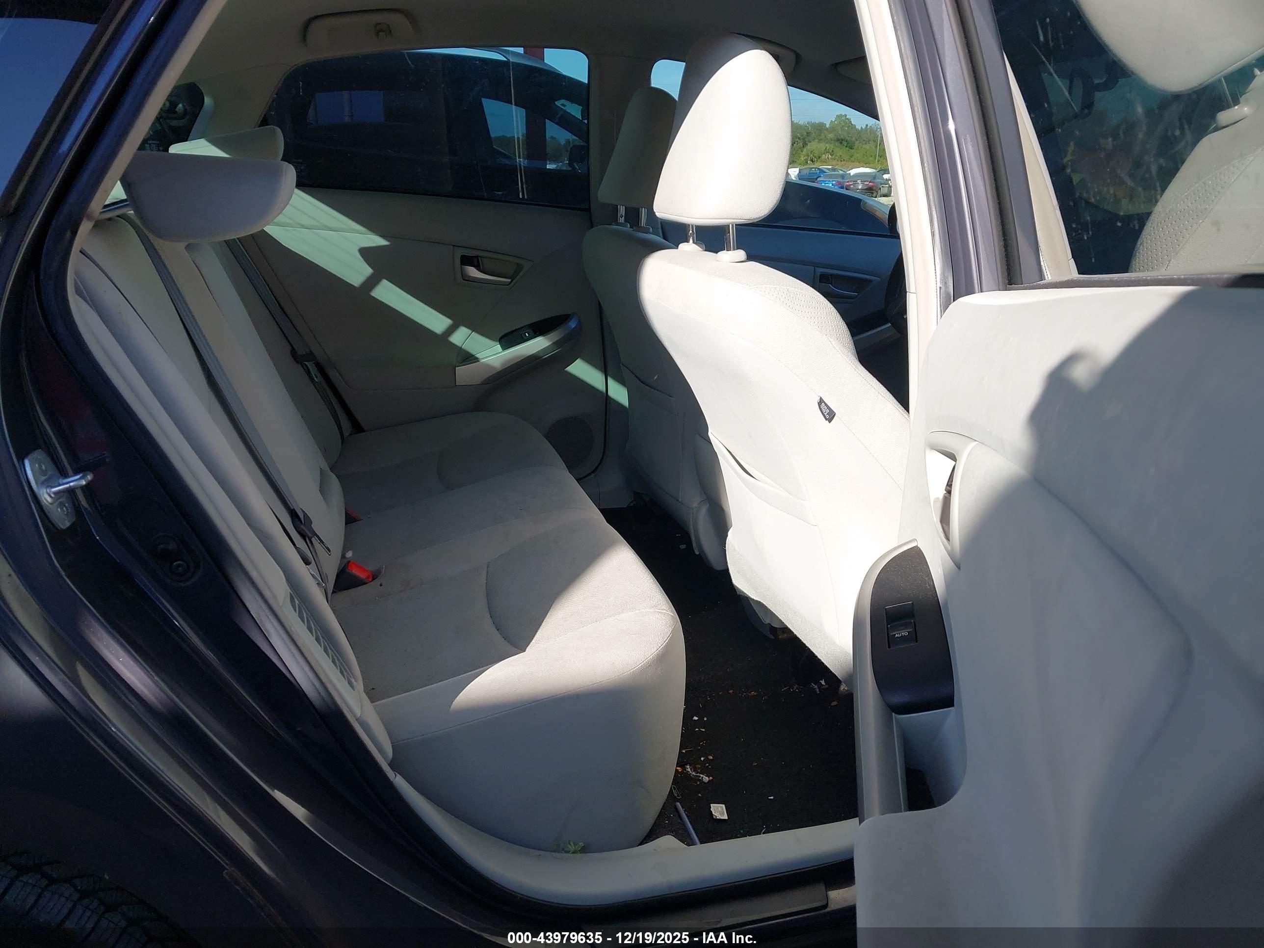 TOYOTA PRIUS image 8