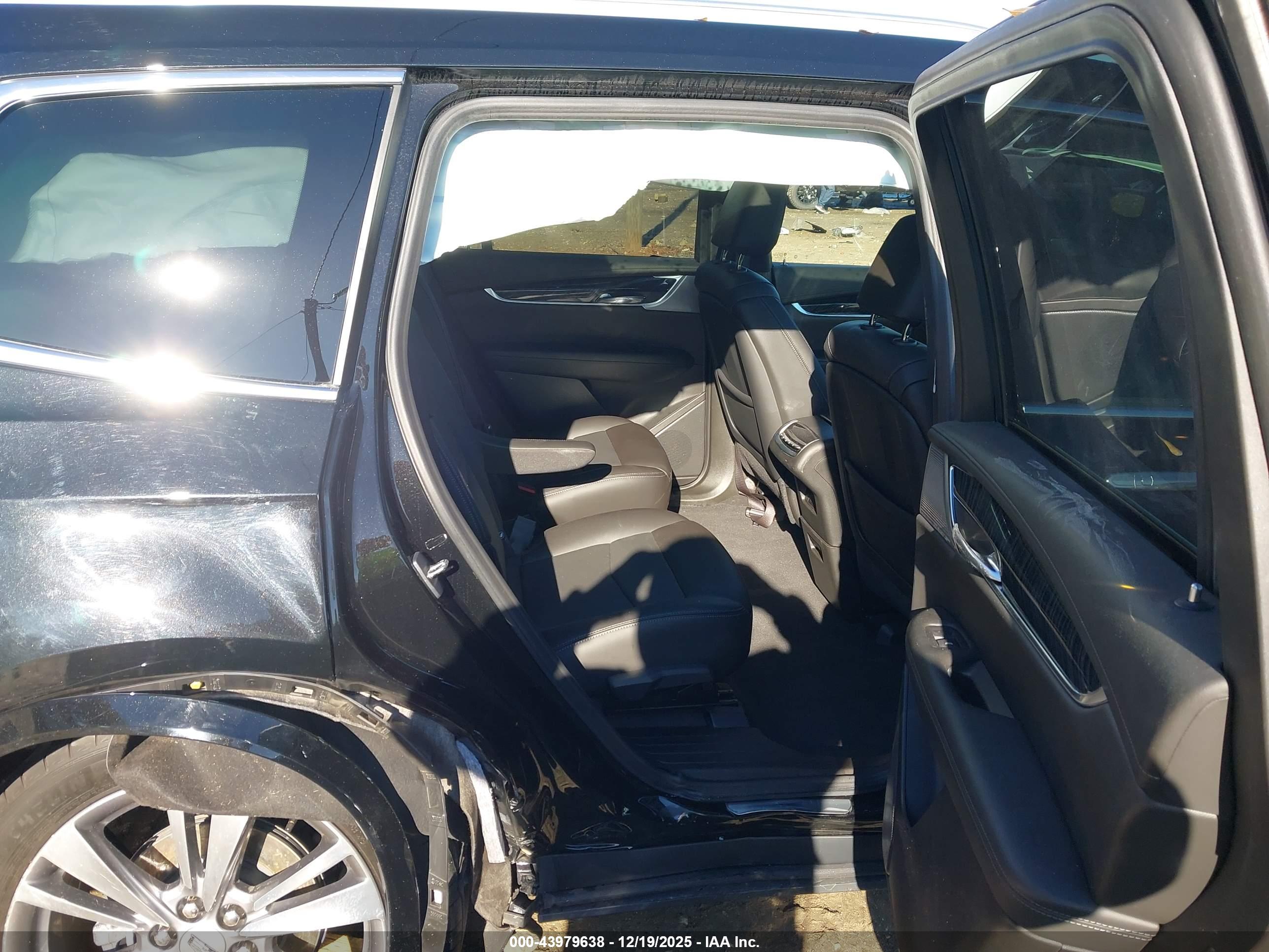 CADILLAC XT6 image 8