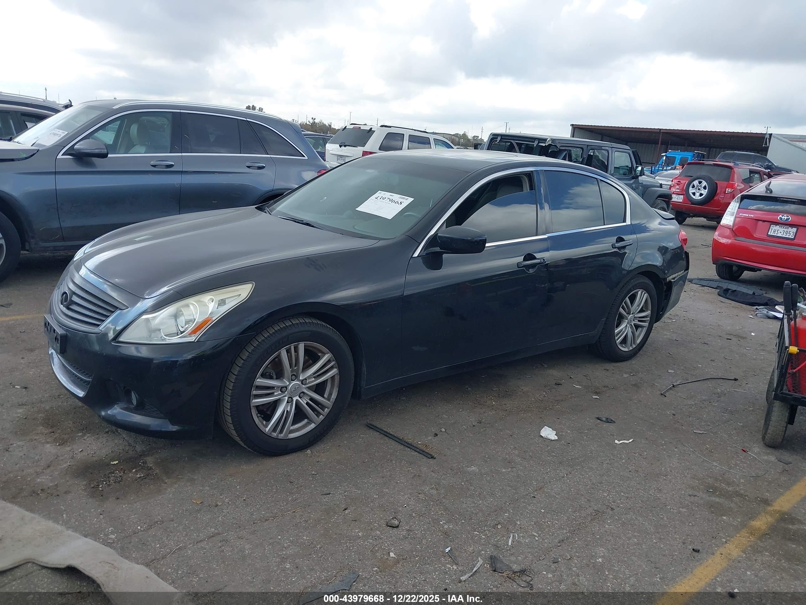 INFINITI G37 image 2