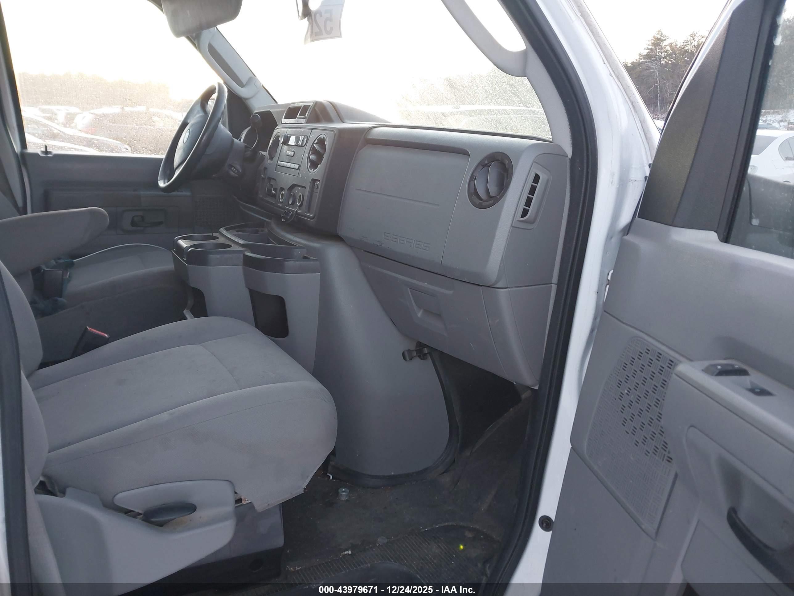 FORD E-250 image 5