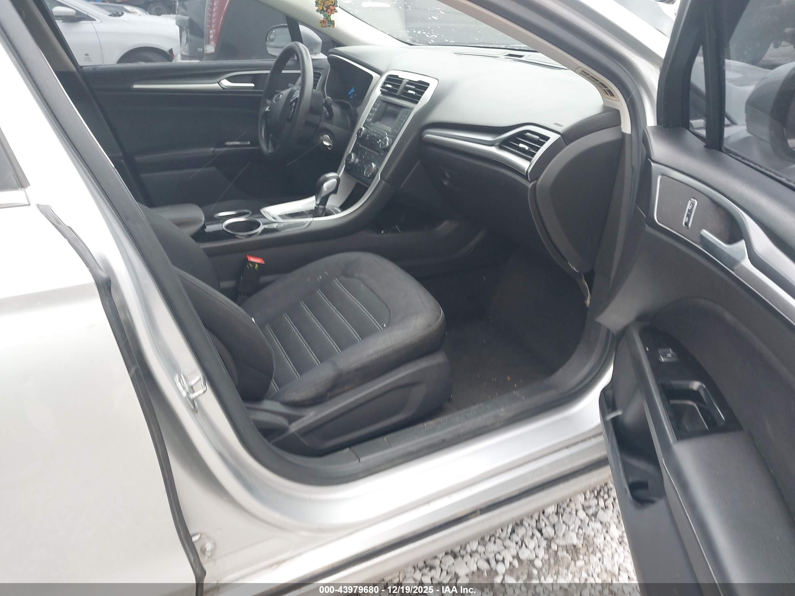 FORD FUSION image 5