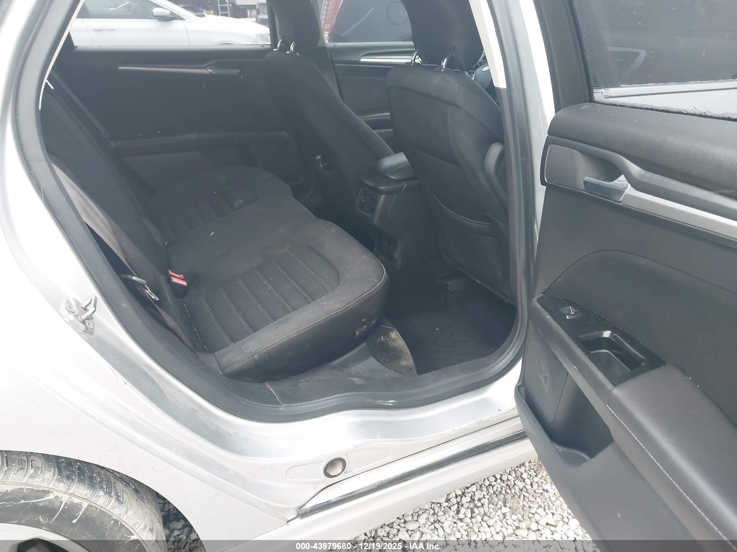 FORD FUSION image 8