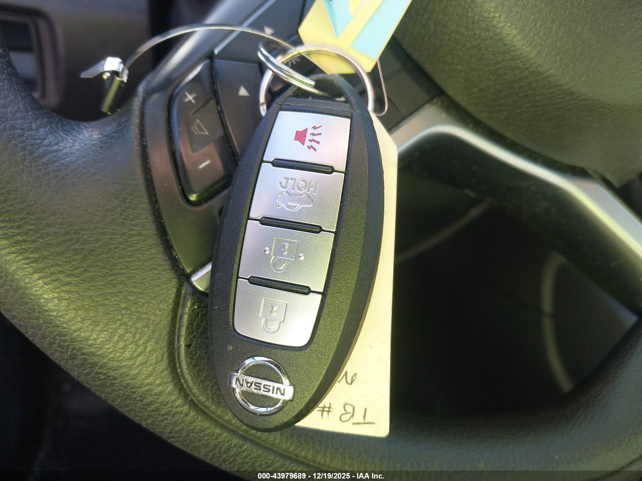 NISSAN VERSA image 11