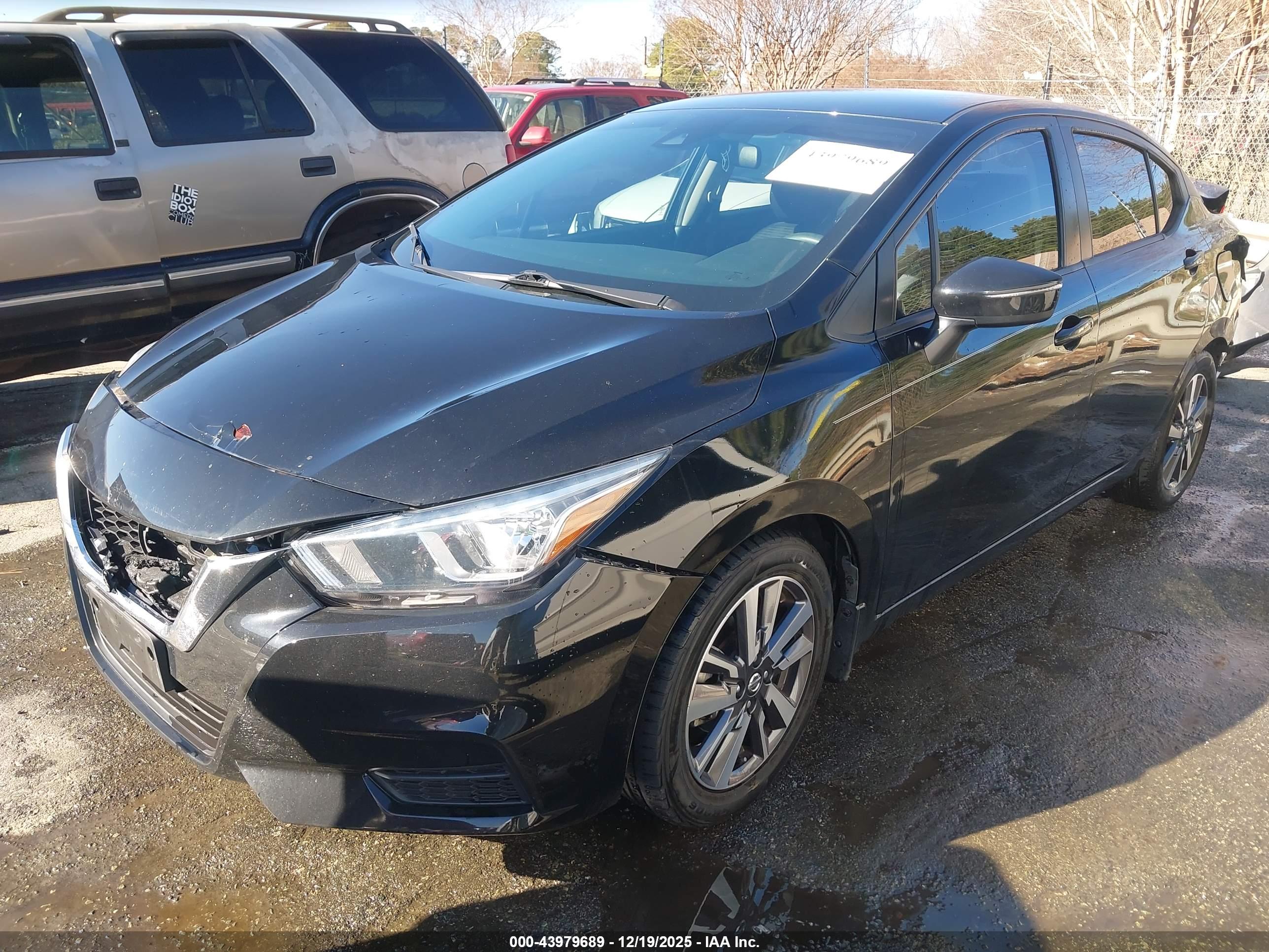 NISSAN VERSA image 2