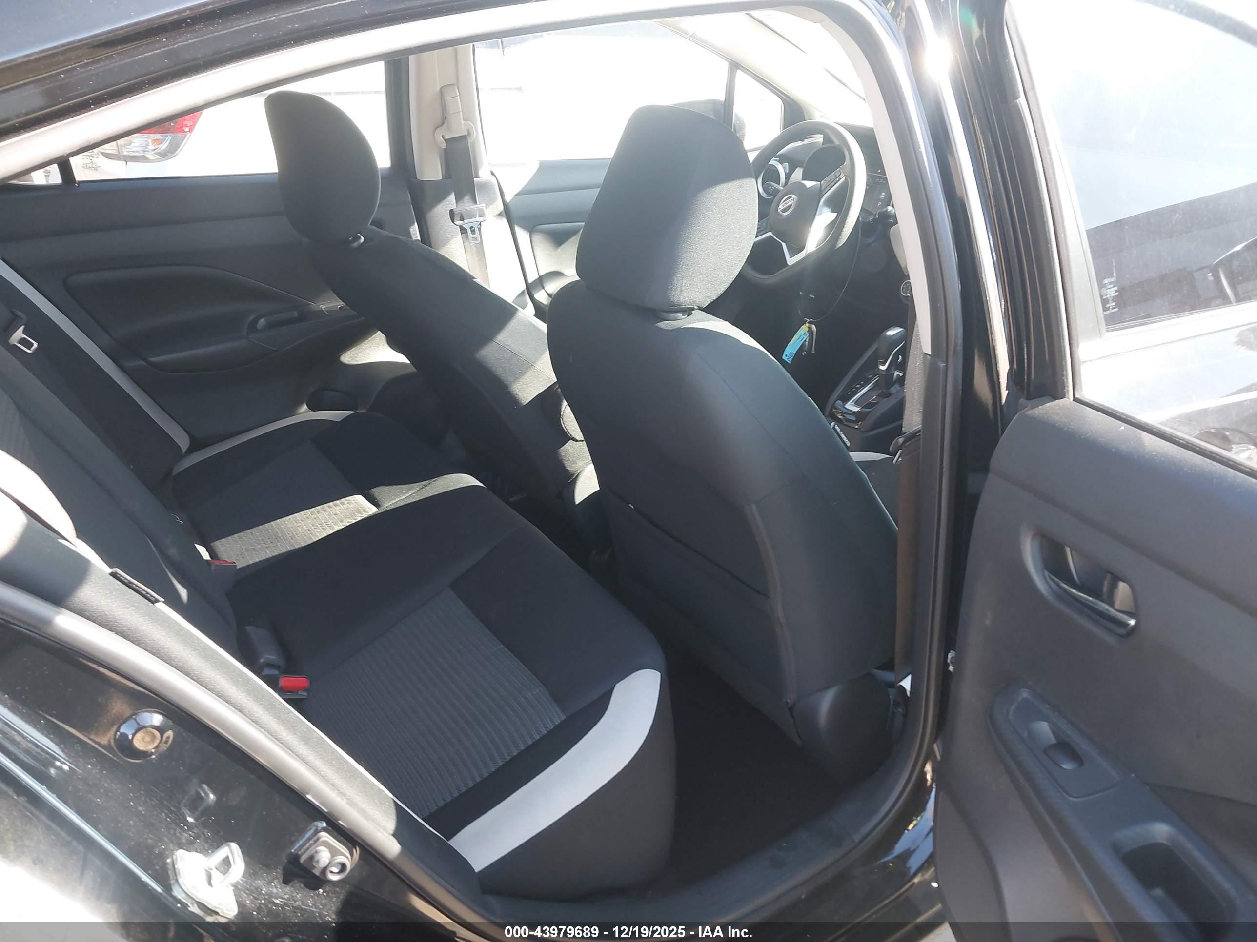 NISSAN VERSA image 8
