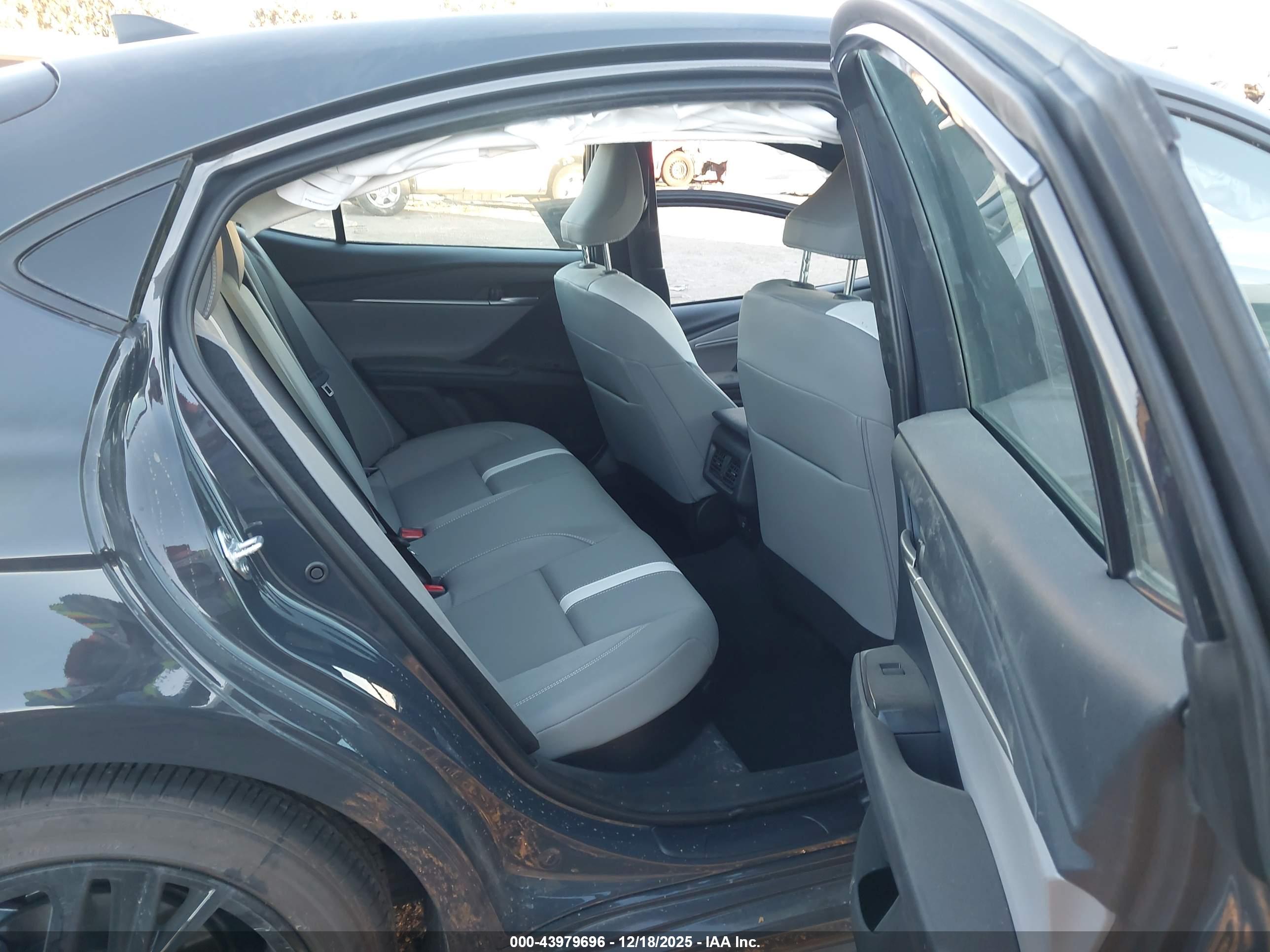 TOYOTA CAMRY image 8