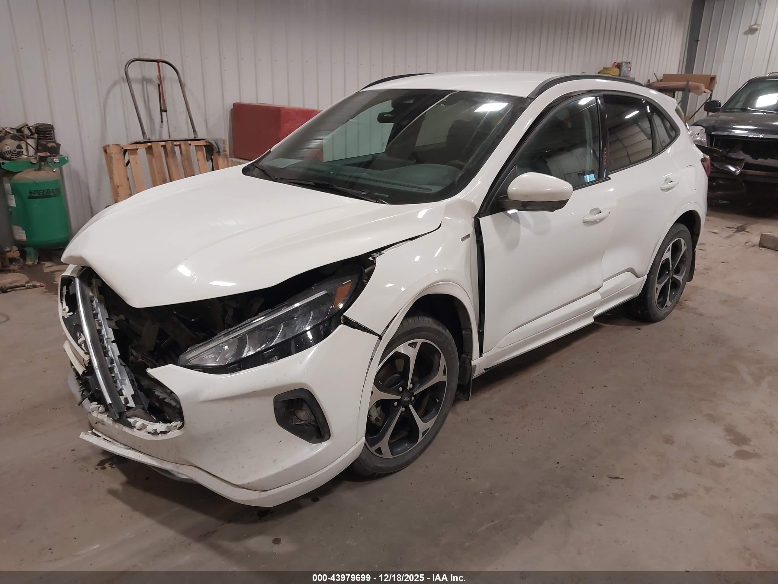FORD ESCAPE image 2