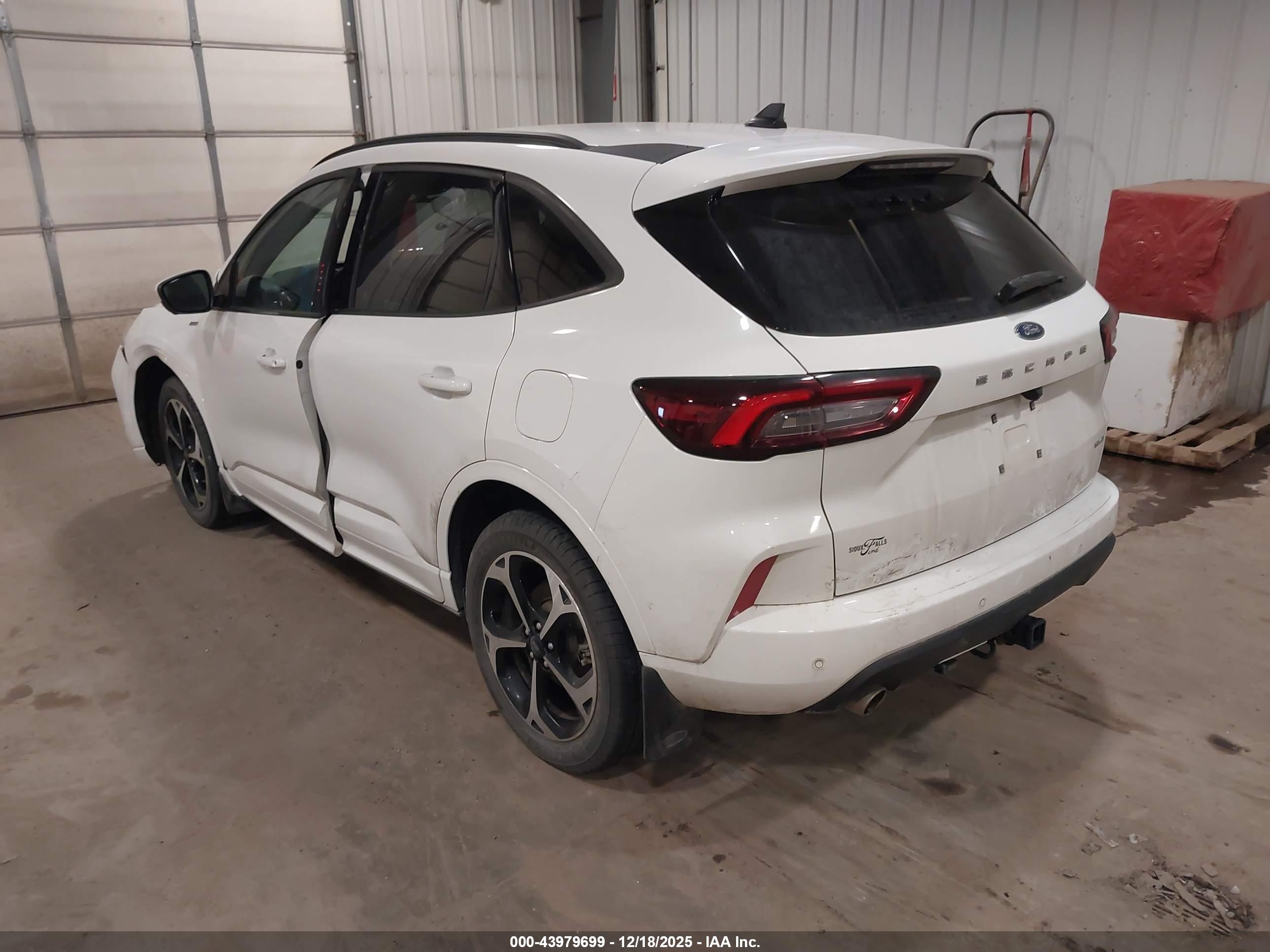FORD ESCAPE image 3