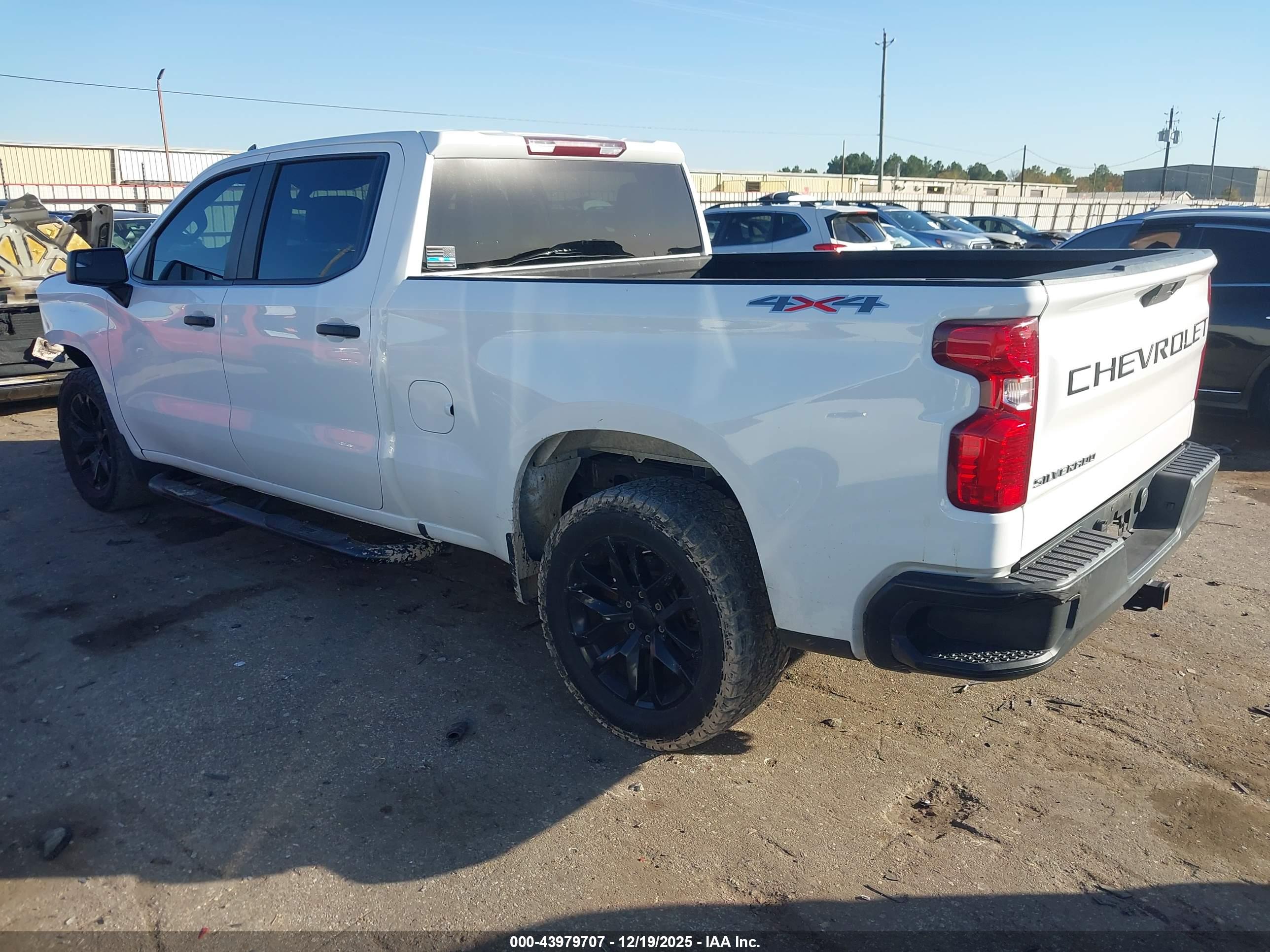 CHEVROLET SILVERADO image 3