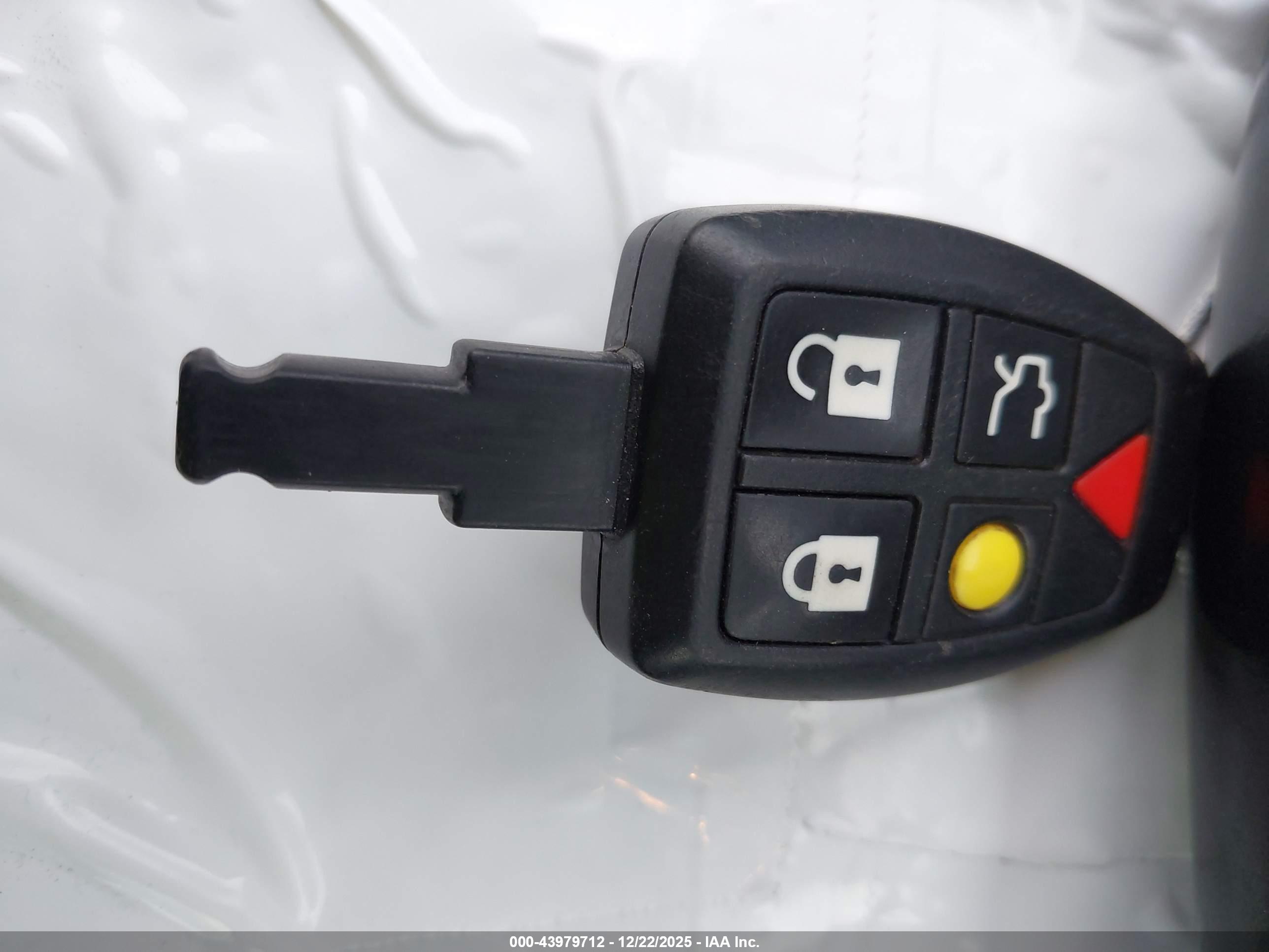 VOLVO C70 image 11
