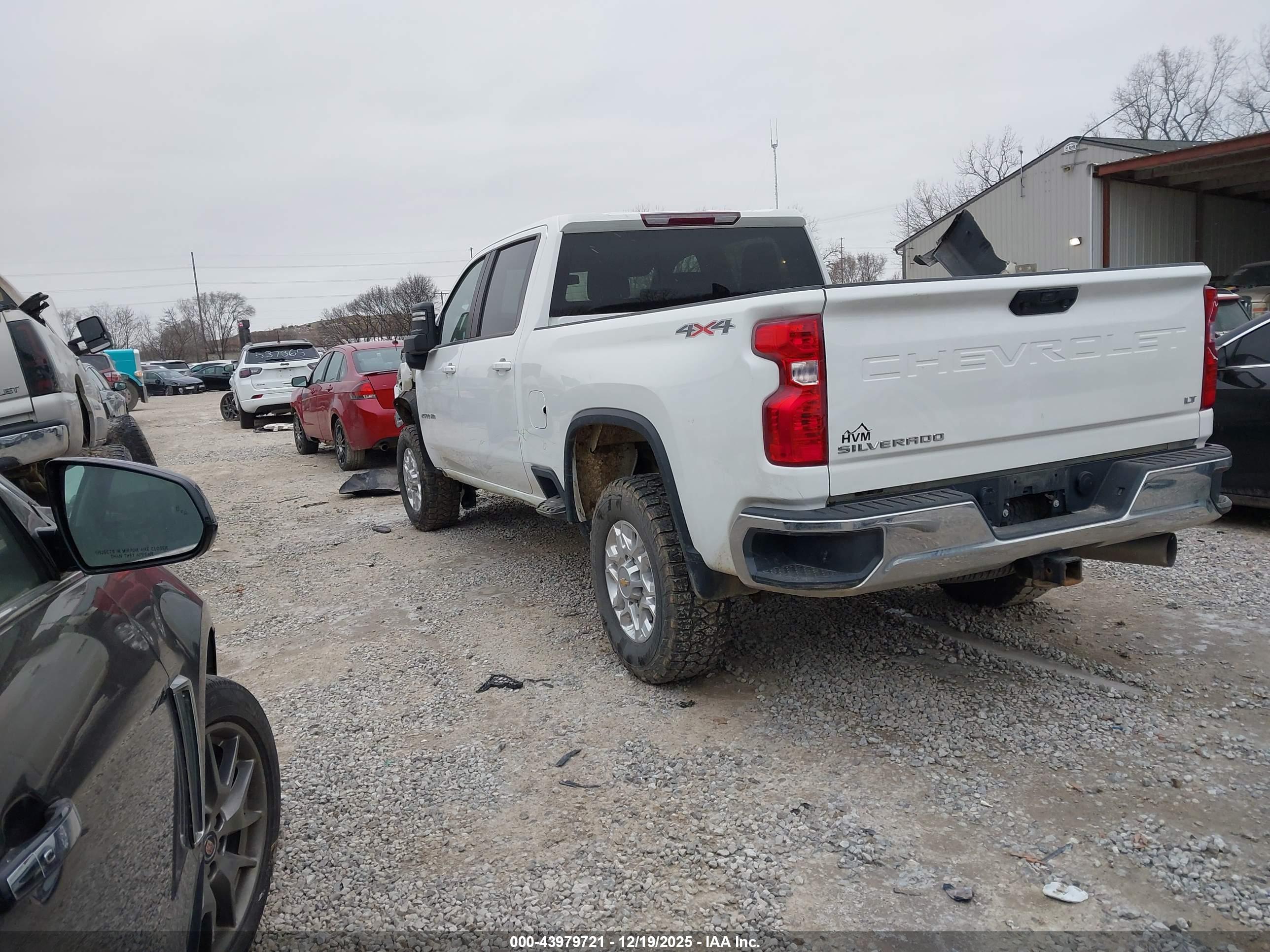CHEVROLET SILVERADO image 3