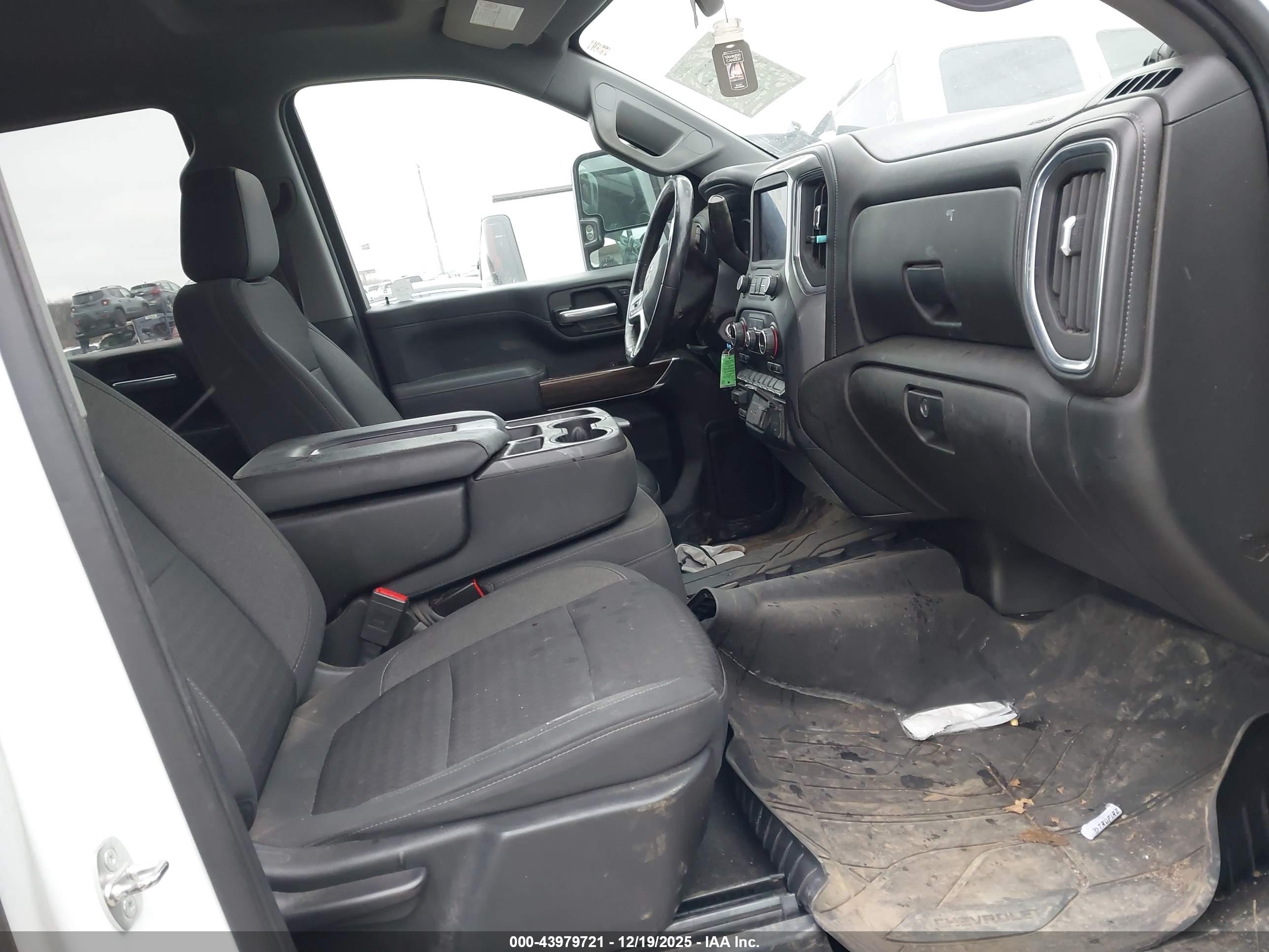 CHEVROLET SILVERADO image 5