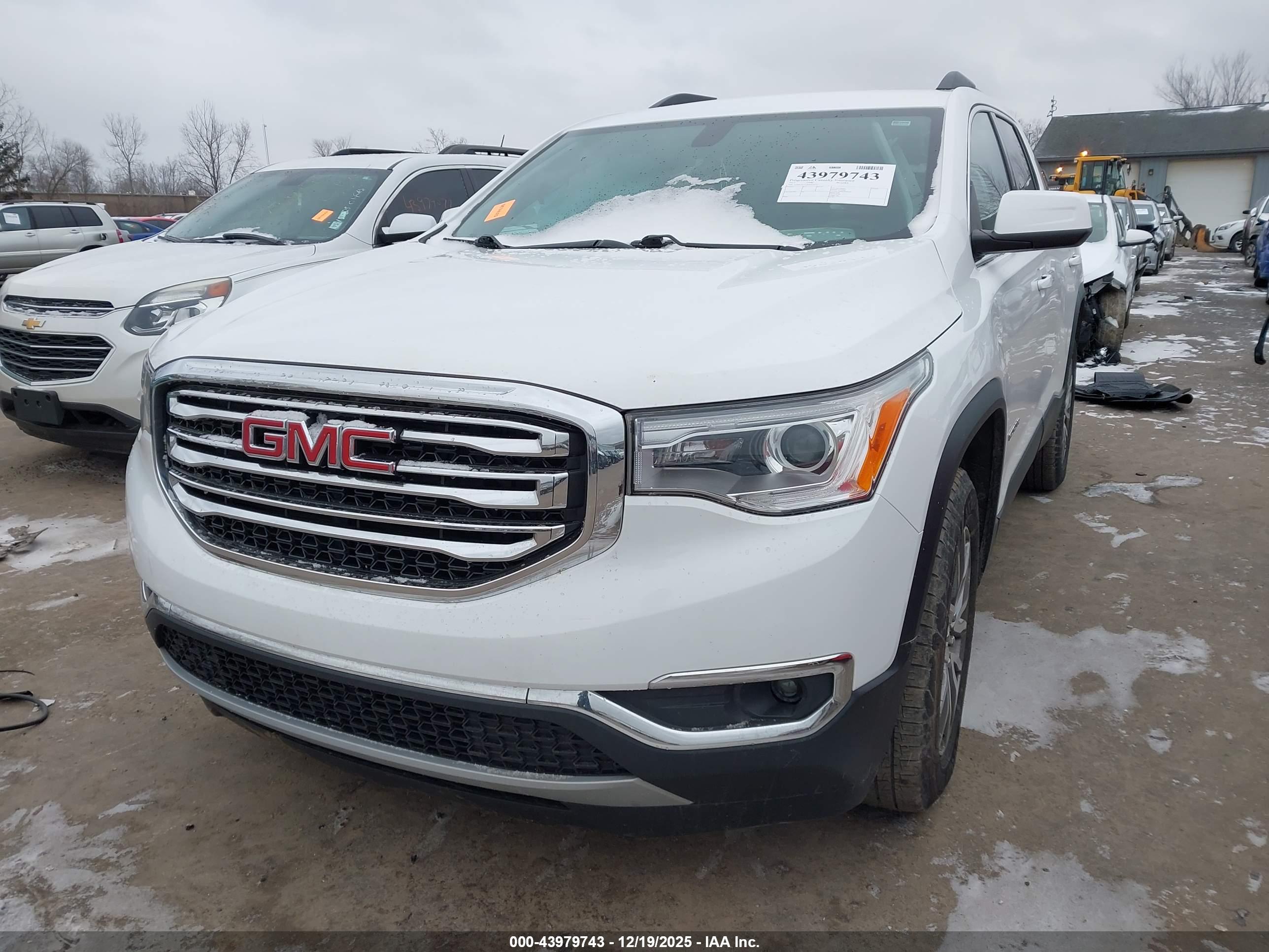 GMC ACADIA image 2