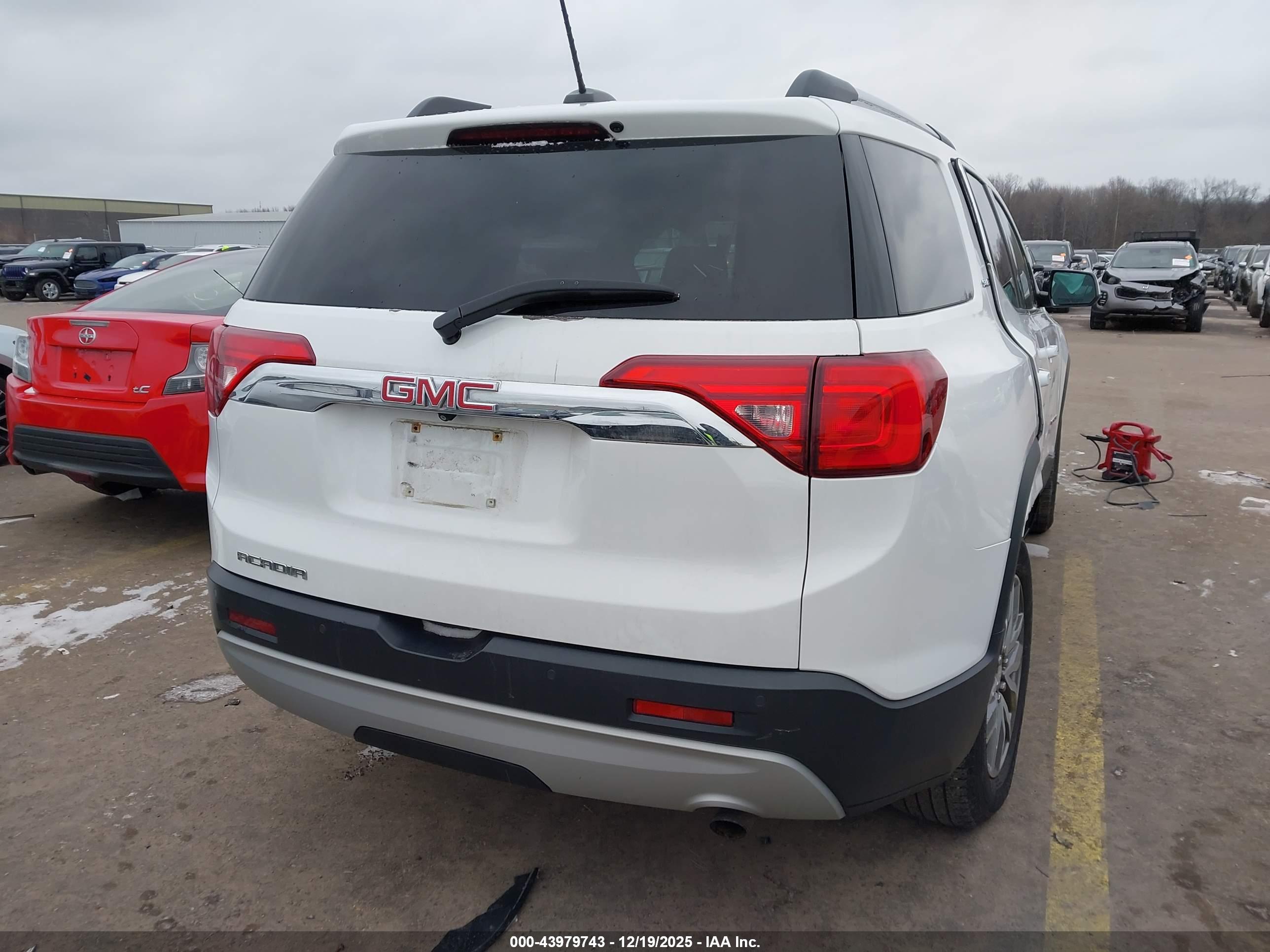 GMC ACADIA image 4
