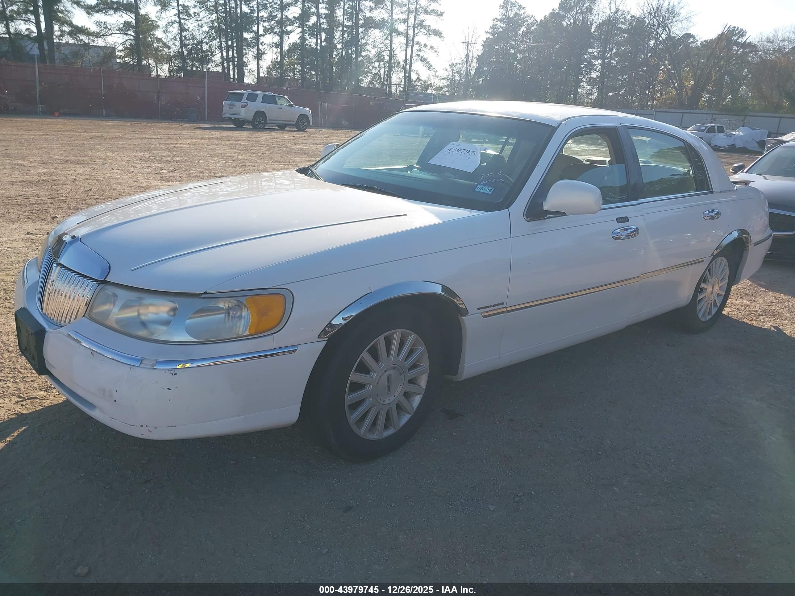 LINCOLN TOWN image 2