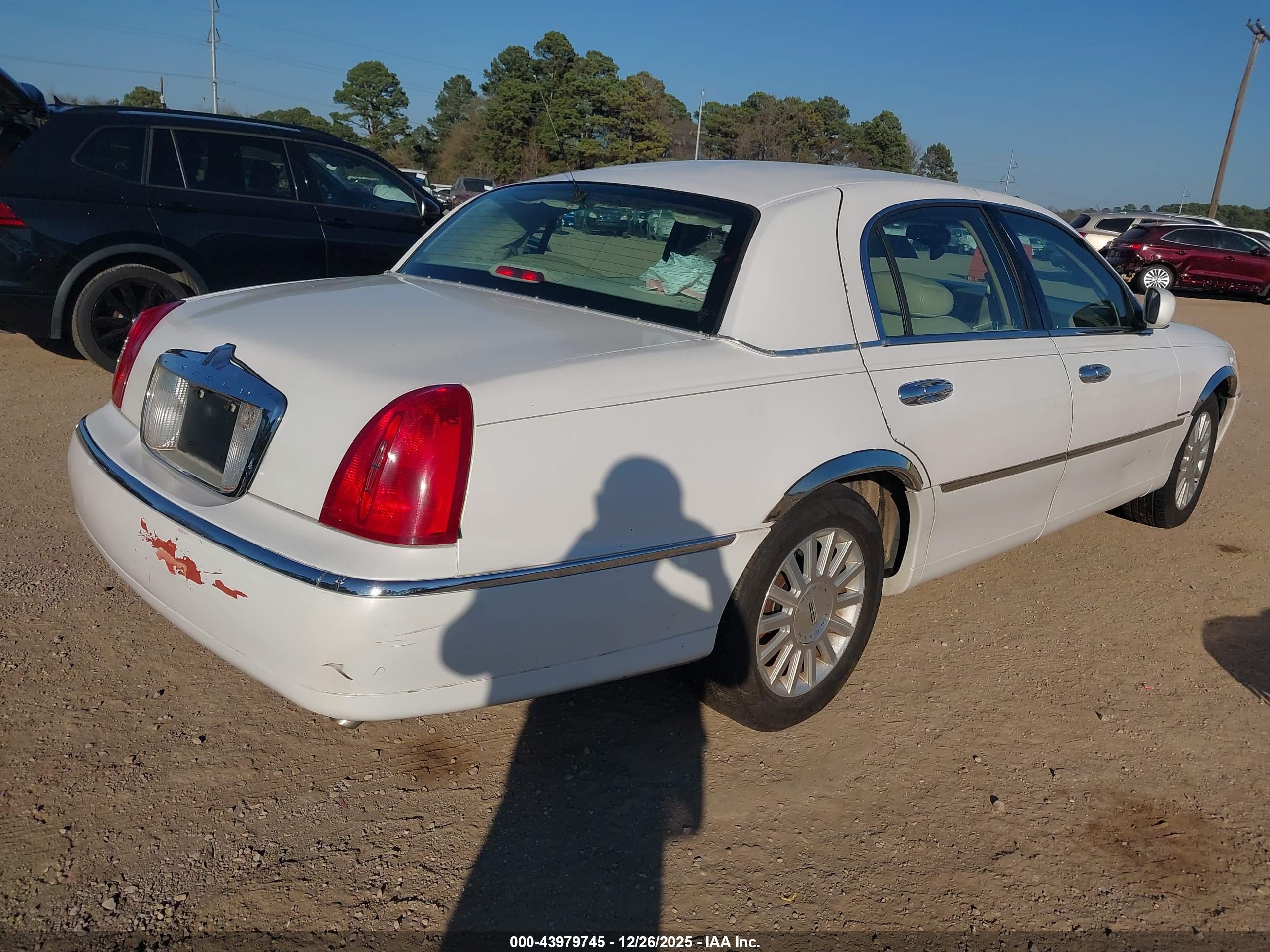 LINCOLN TOWN image 4