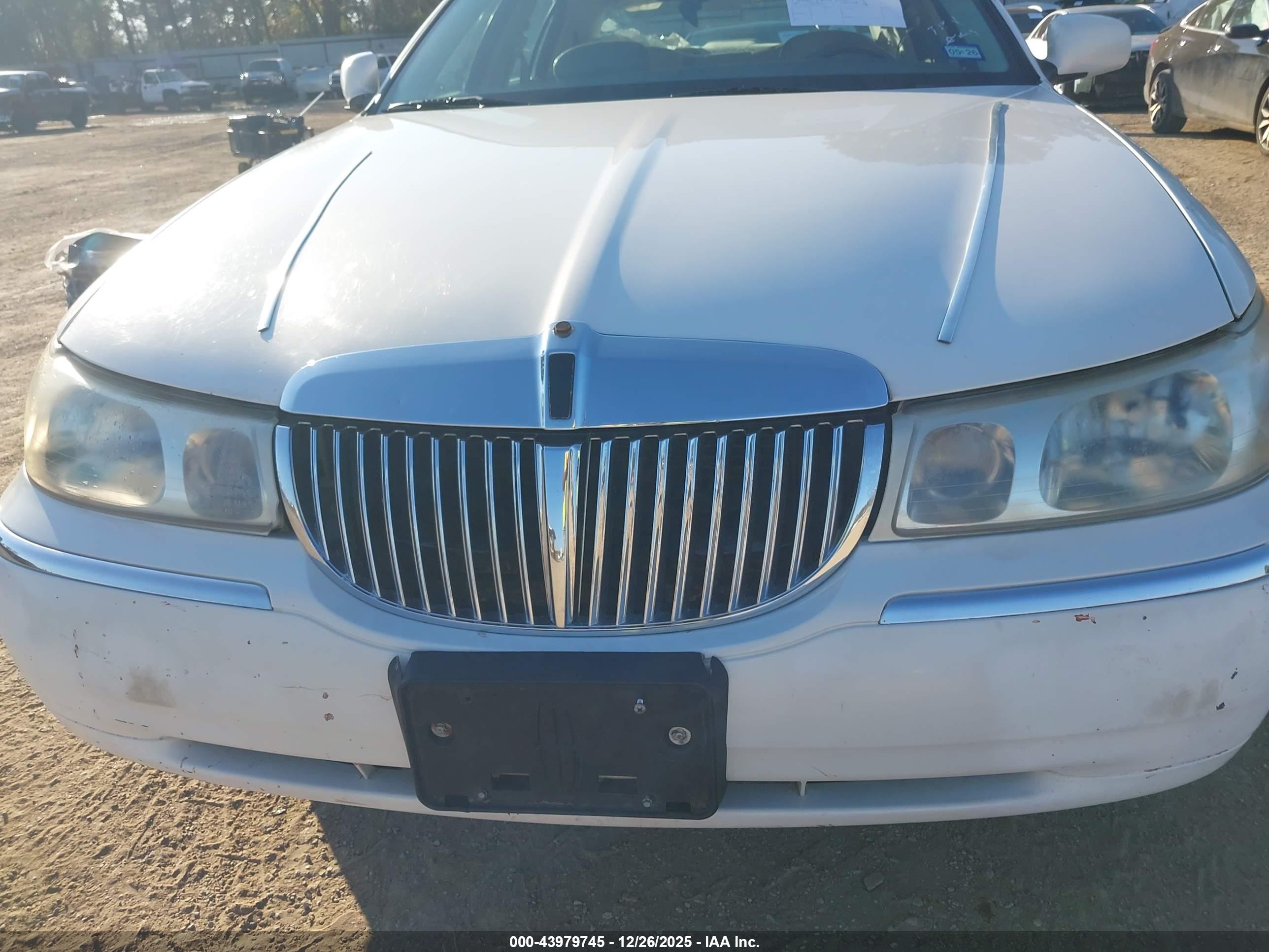 LINCOLN TOWN image 6