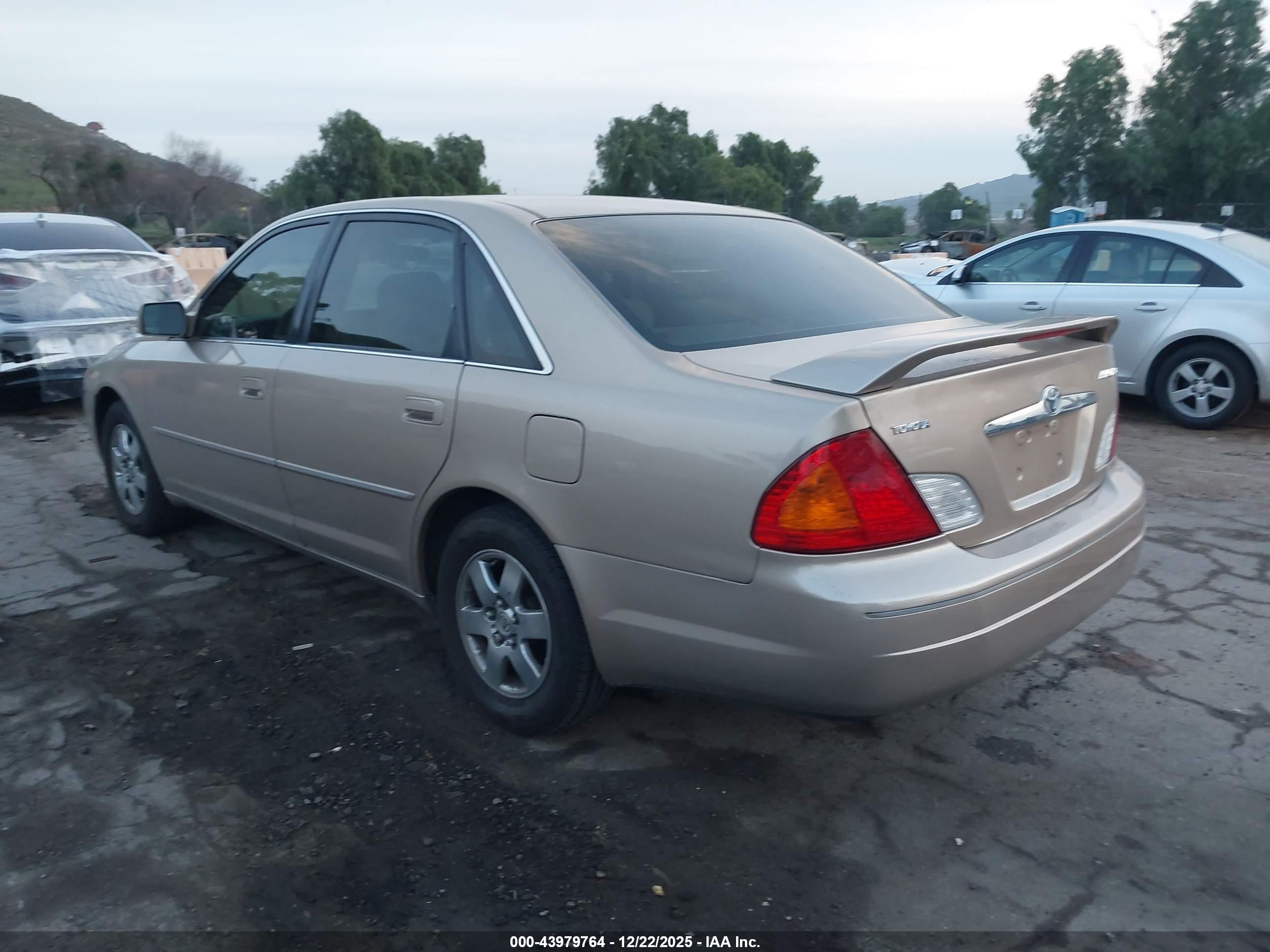 TOYOTA AVALON image 3