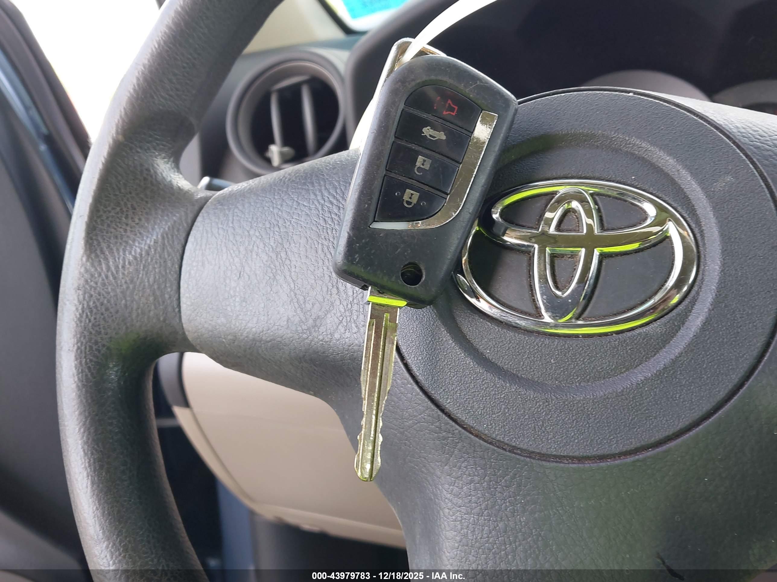 TOYOTA RAV4 image 11