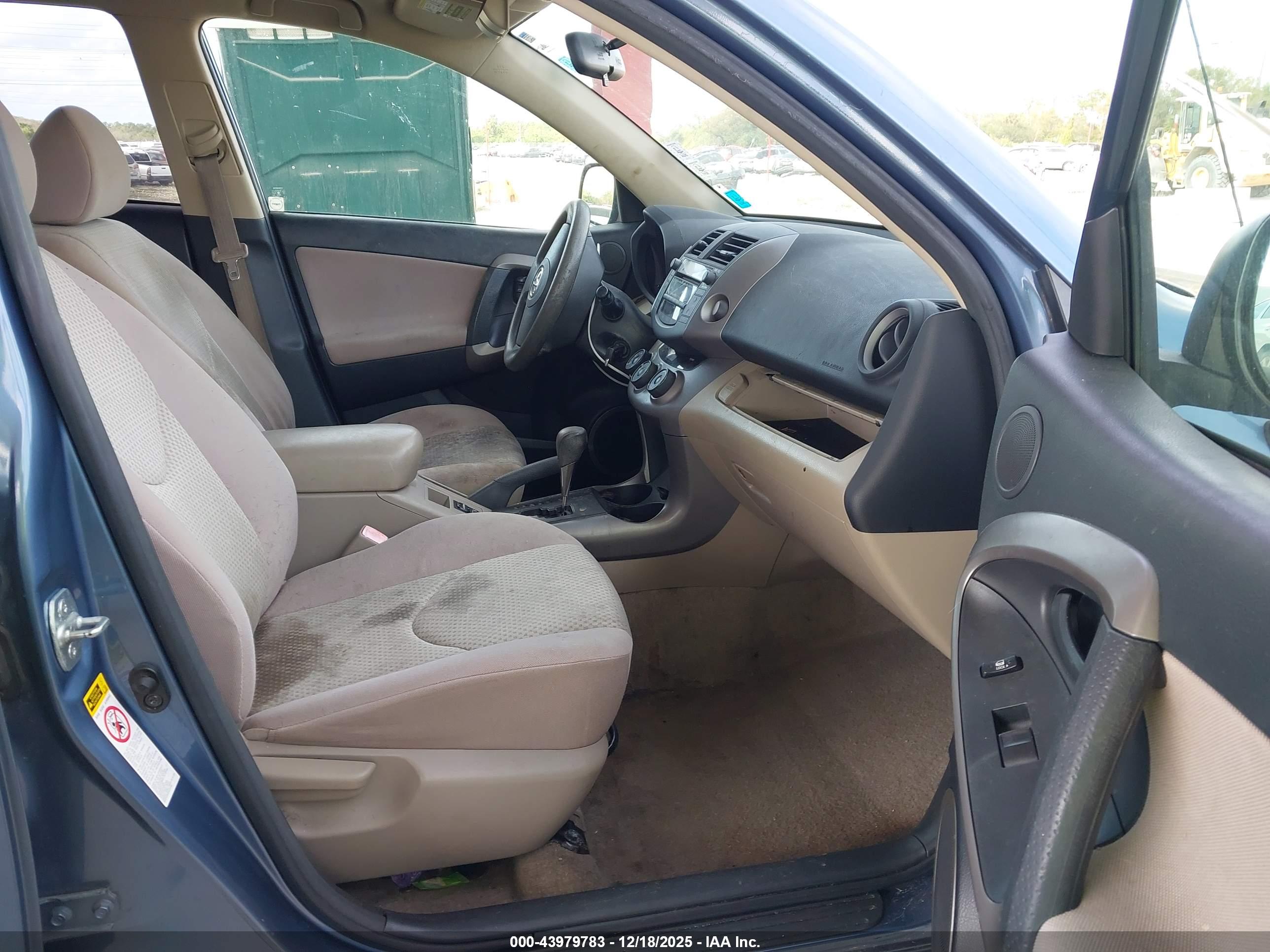 TOYOTA RAV4 image 5