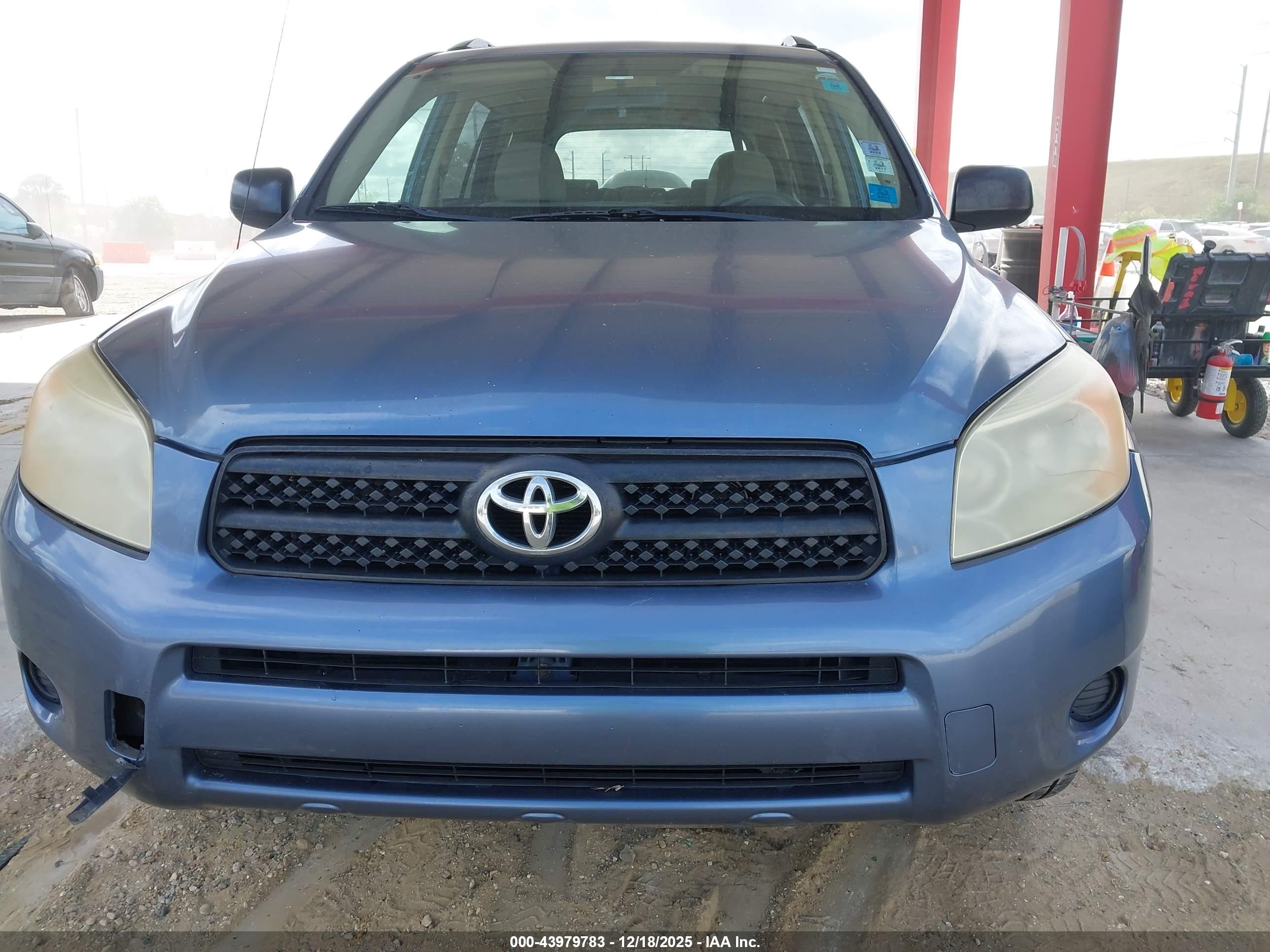 TOYOTA RAV4 image 6