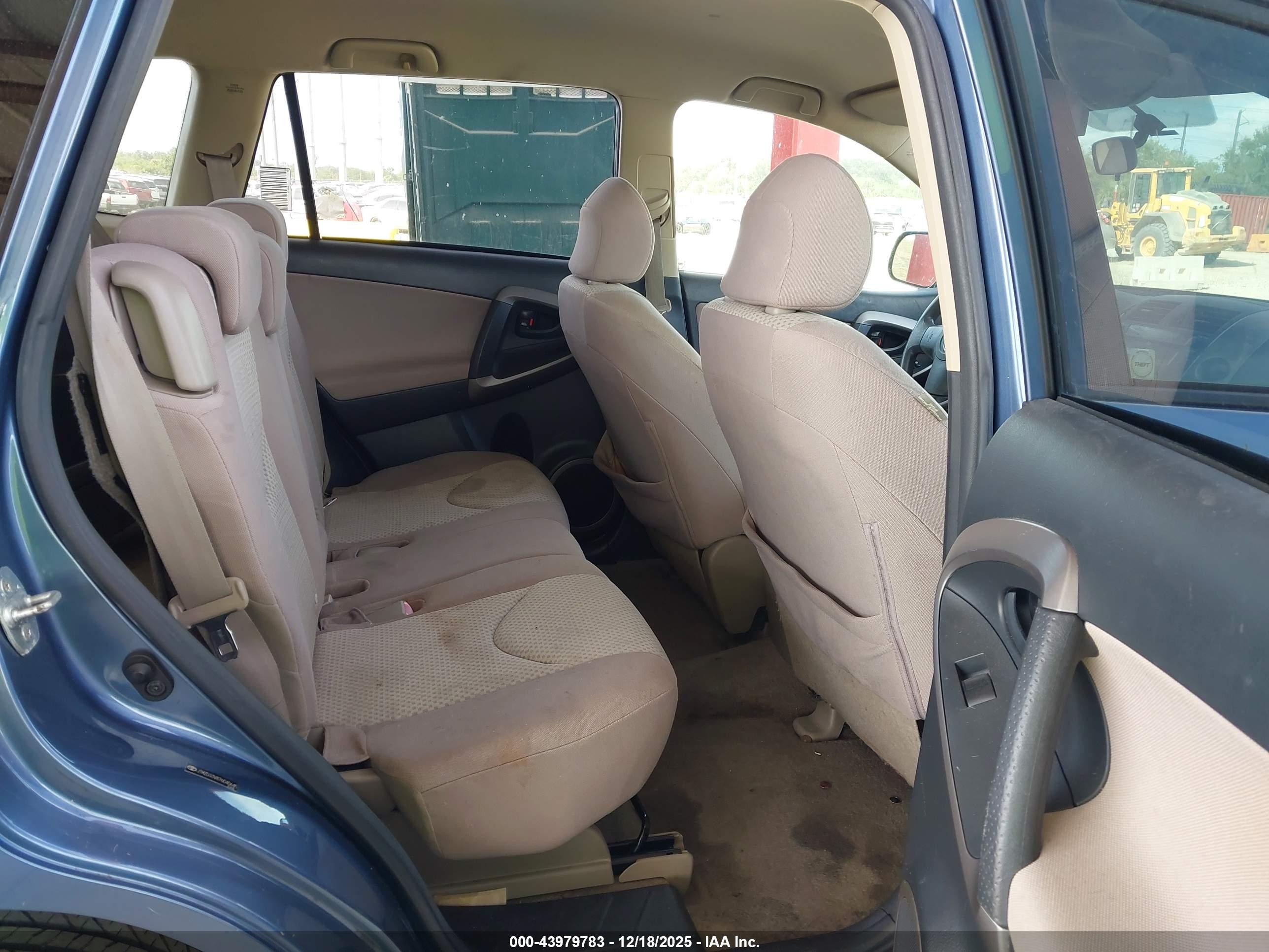 TOYOTA RAV4 image 8