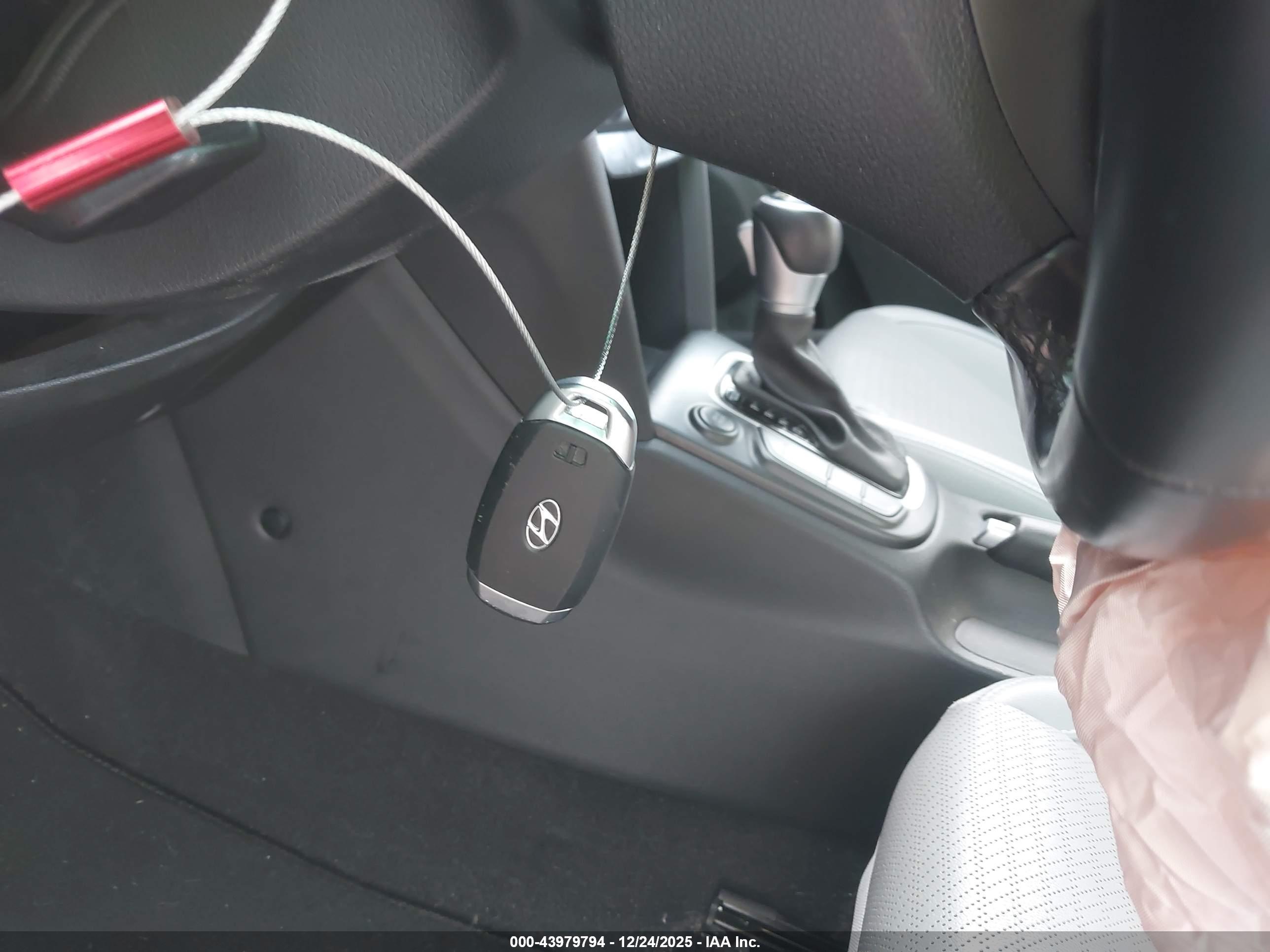 HYUNDAI KONA image 11