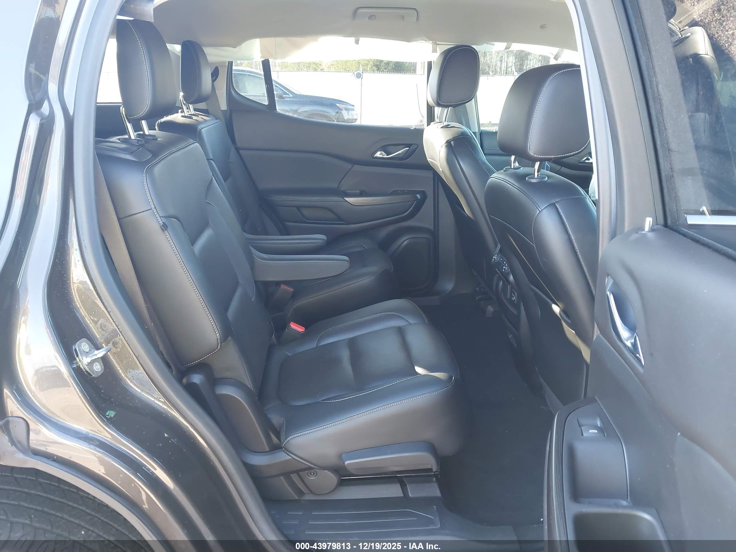 GMC ACADIA image 8