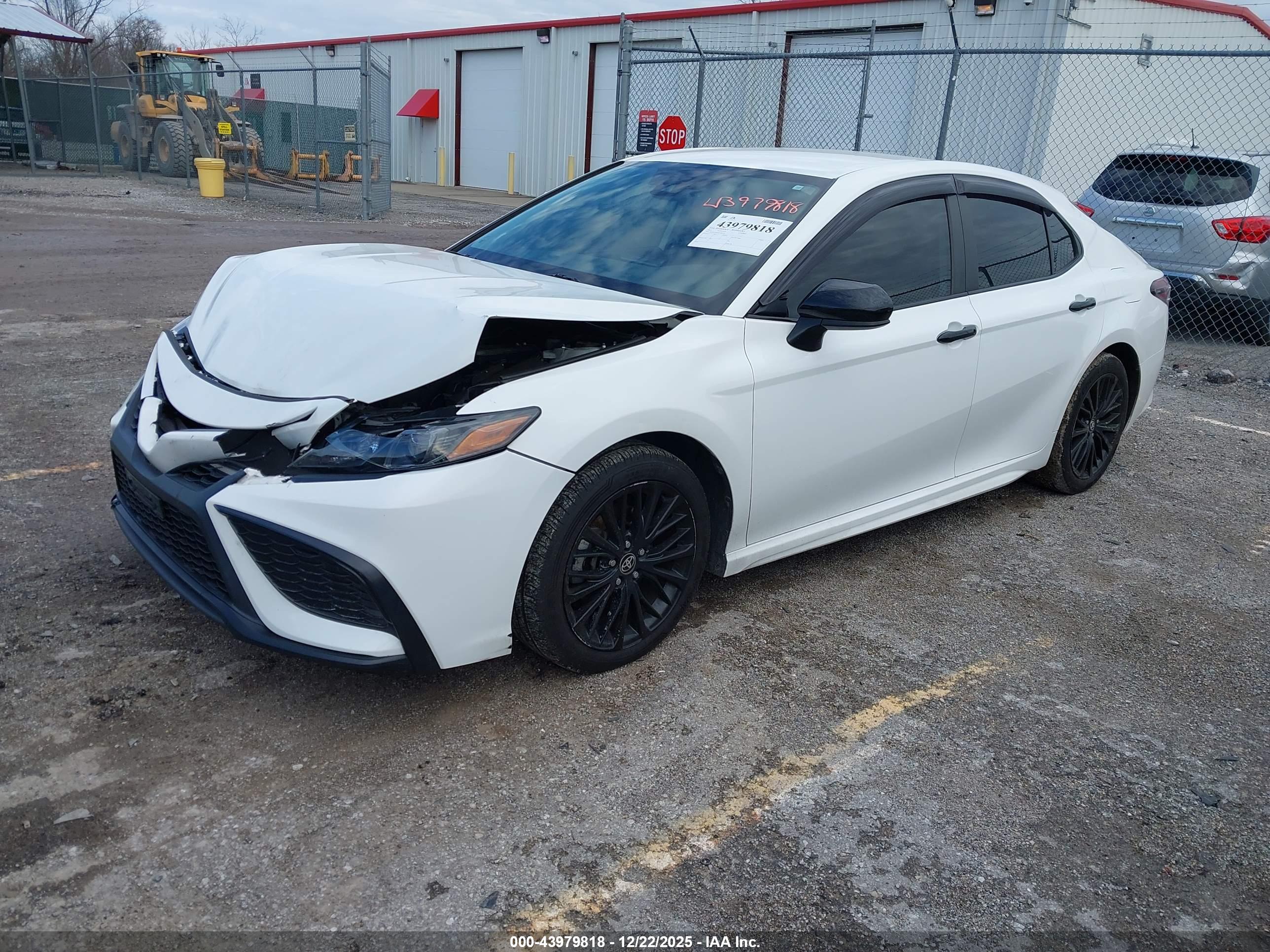 TOYOTA CAMRY image 2