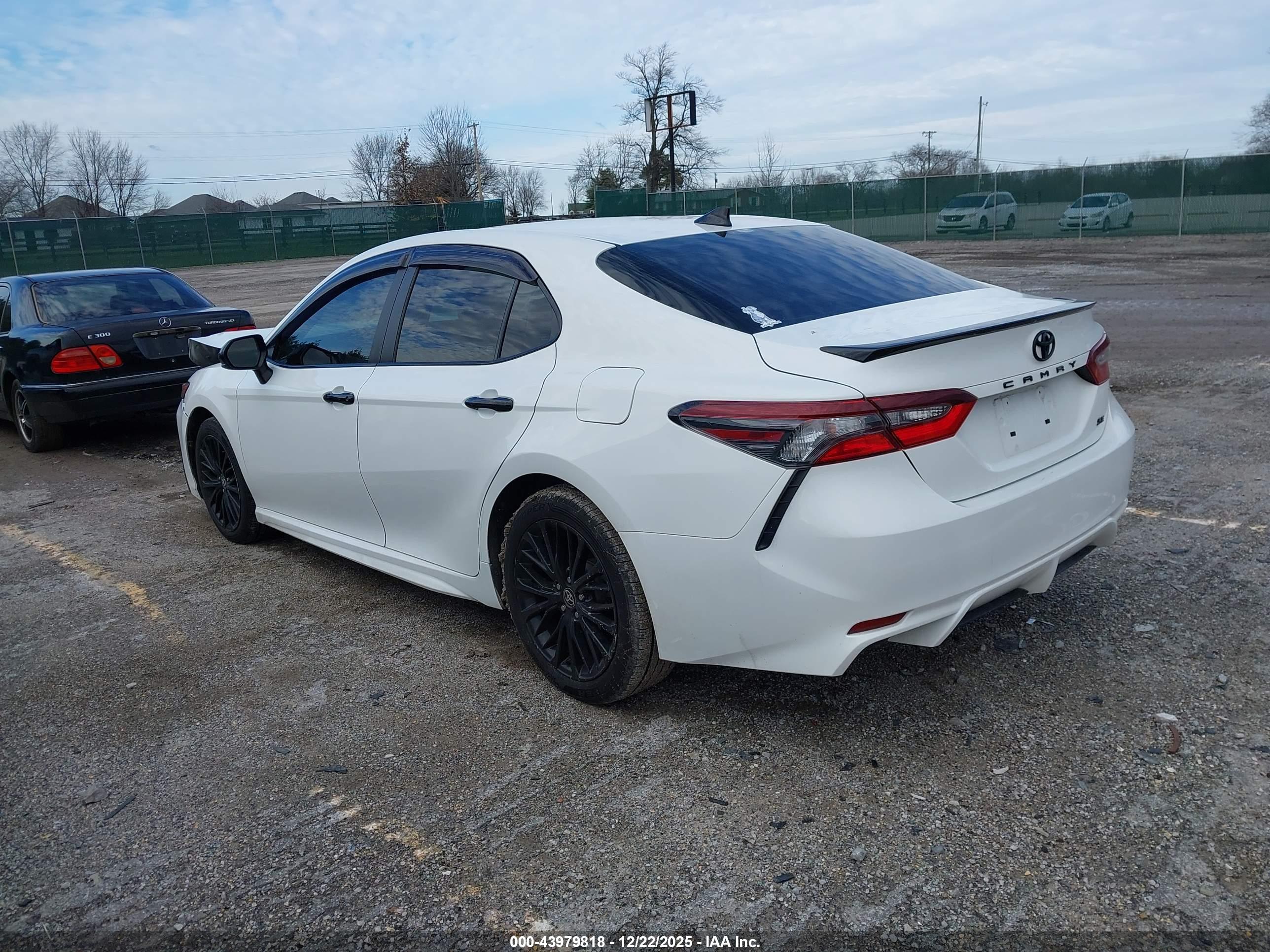 TOYOTA CAMRY image 3