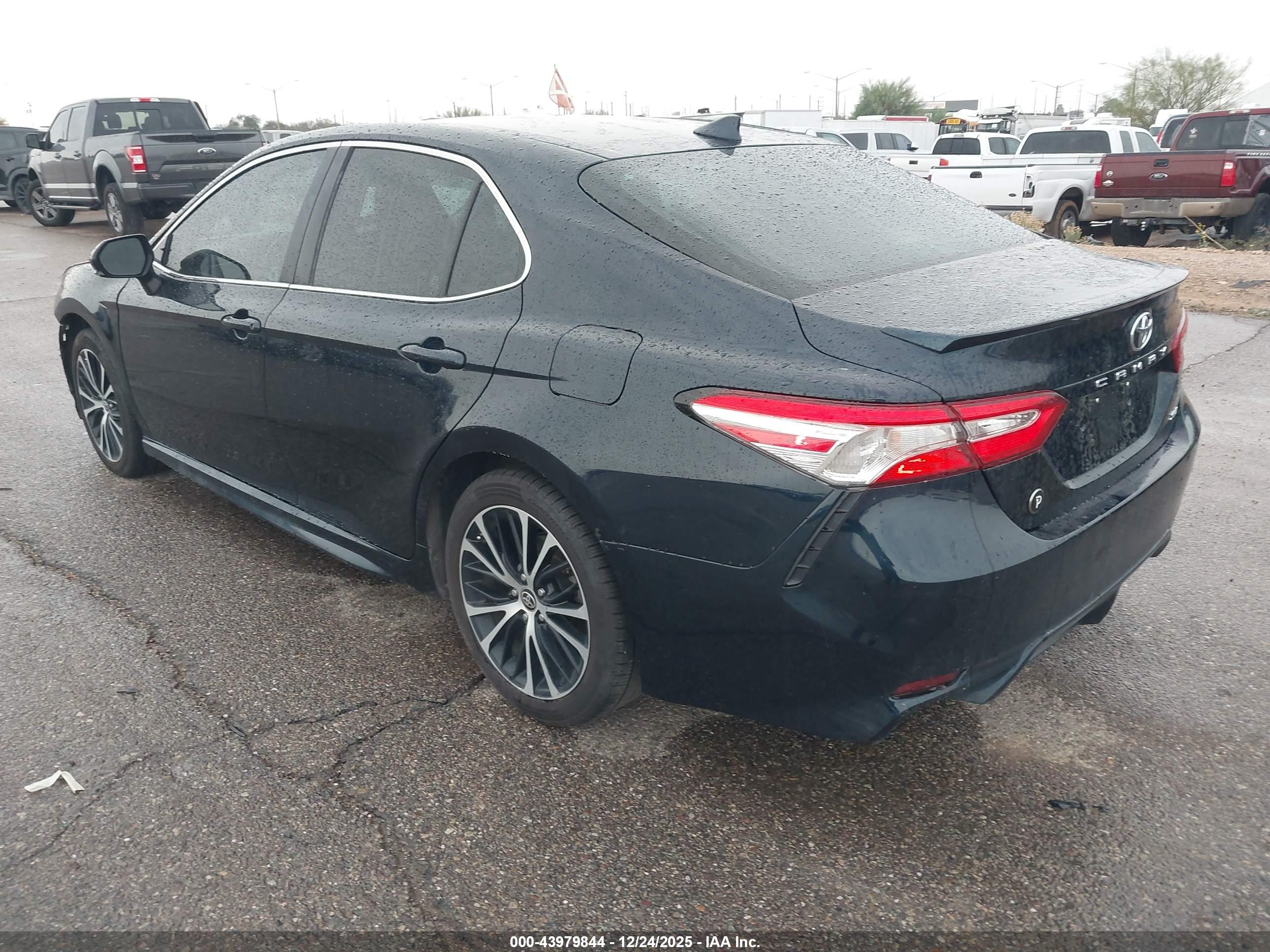 TOYOTA CAMRY image 3