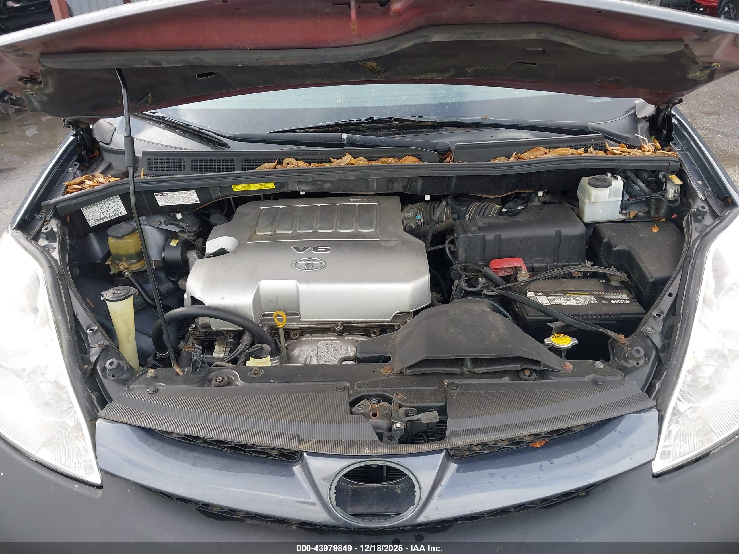 TOYOTA SIENNA image 10