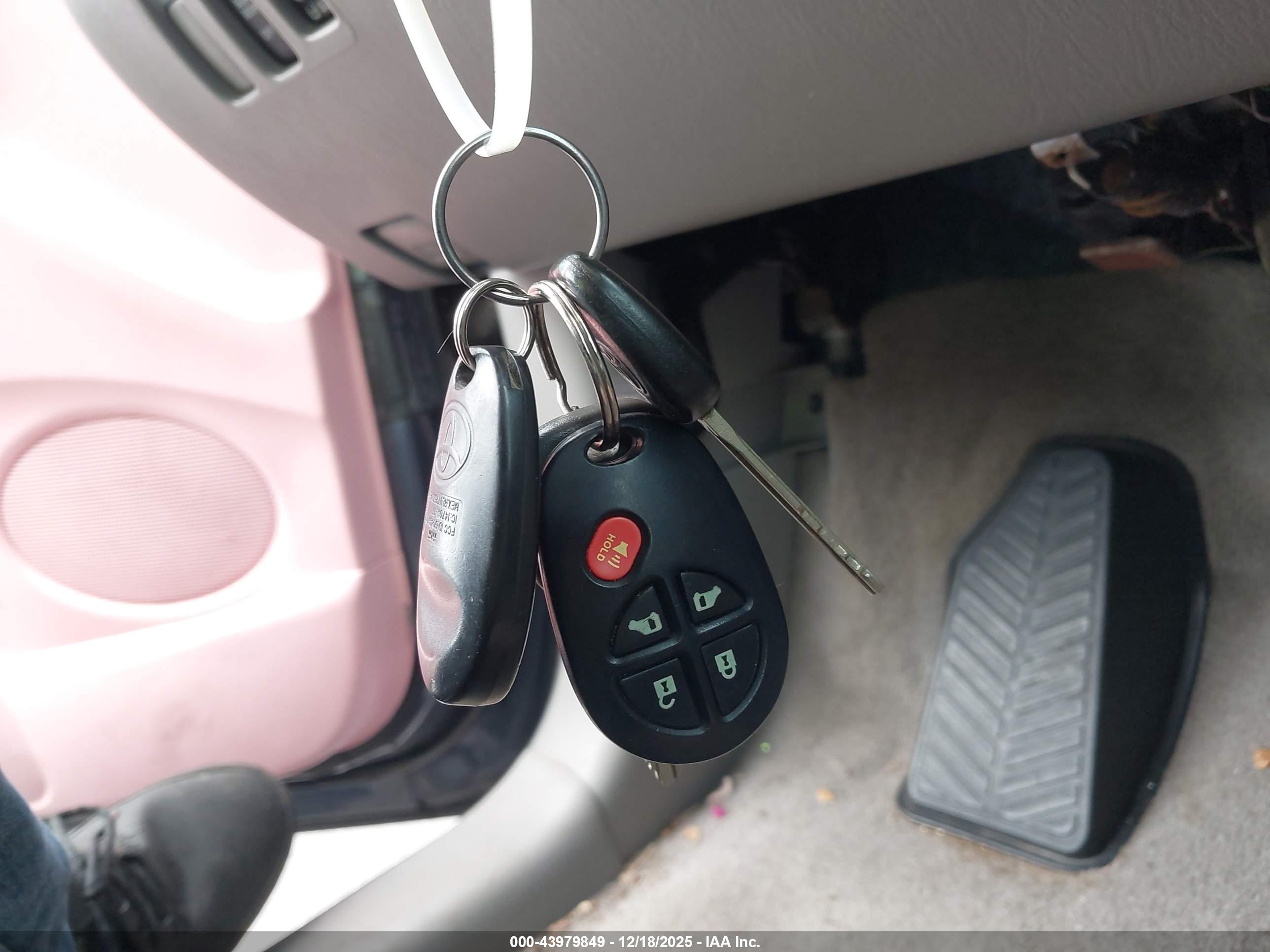 TOYOTA SIENNA image 11