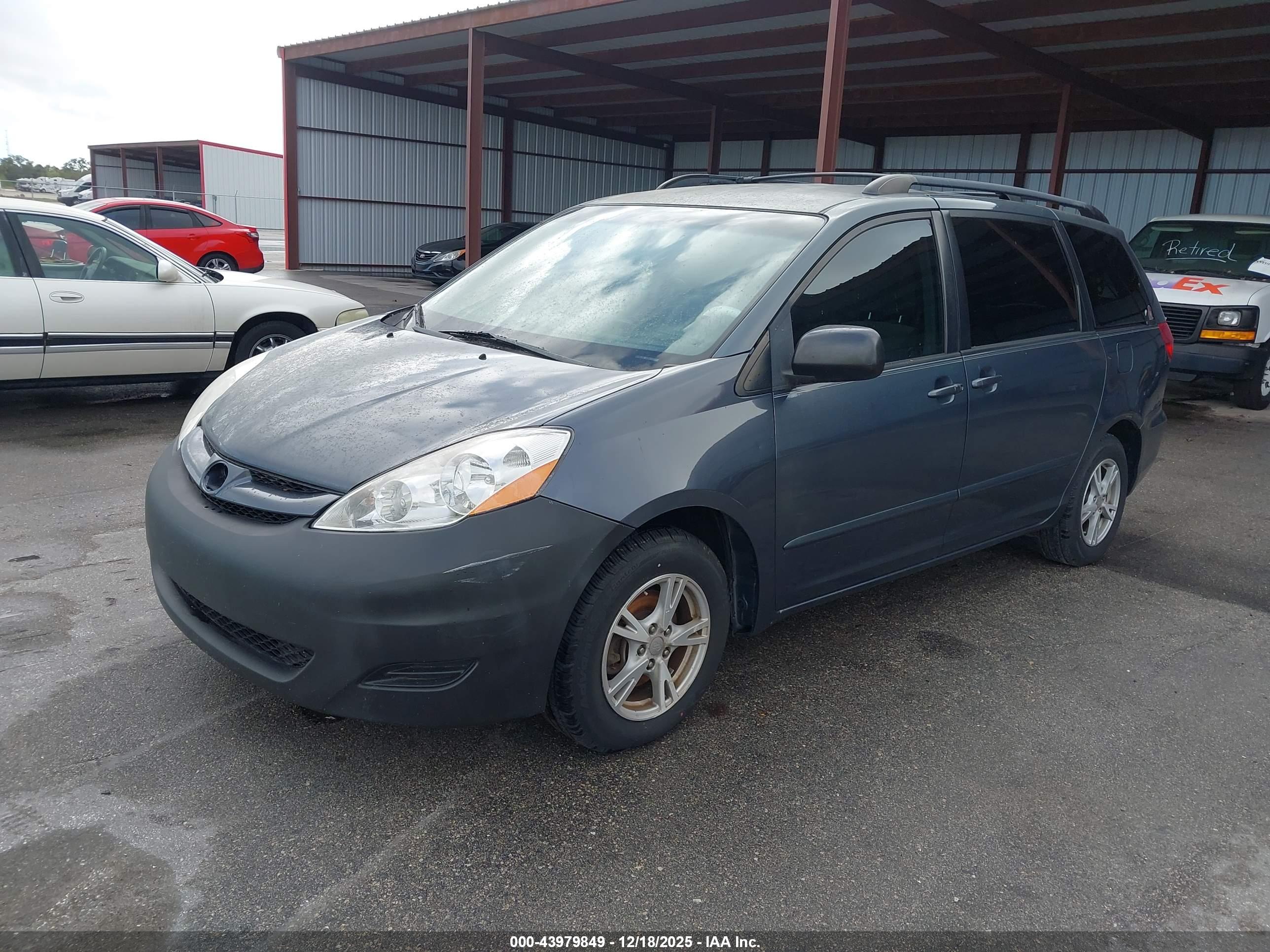 TOYOTA SIENNA image 2