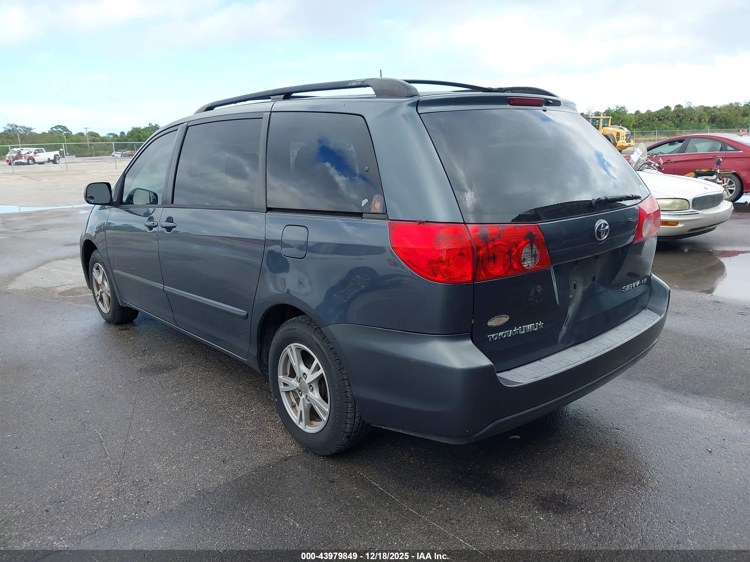 TOYOTA SIENNA image 3