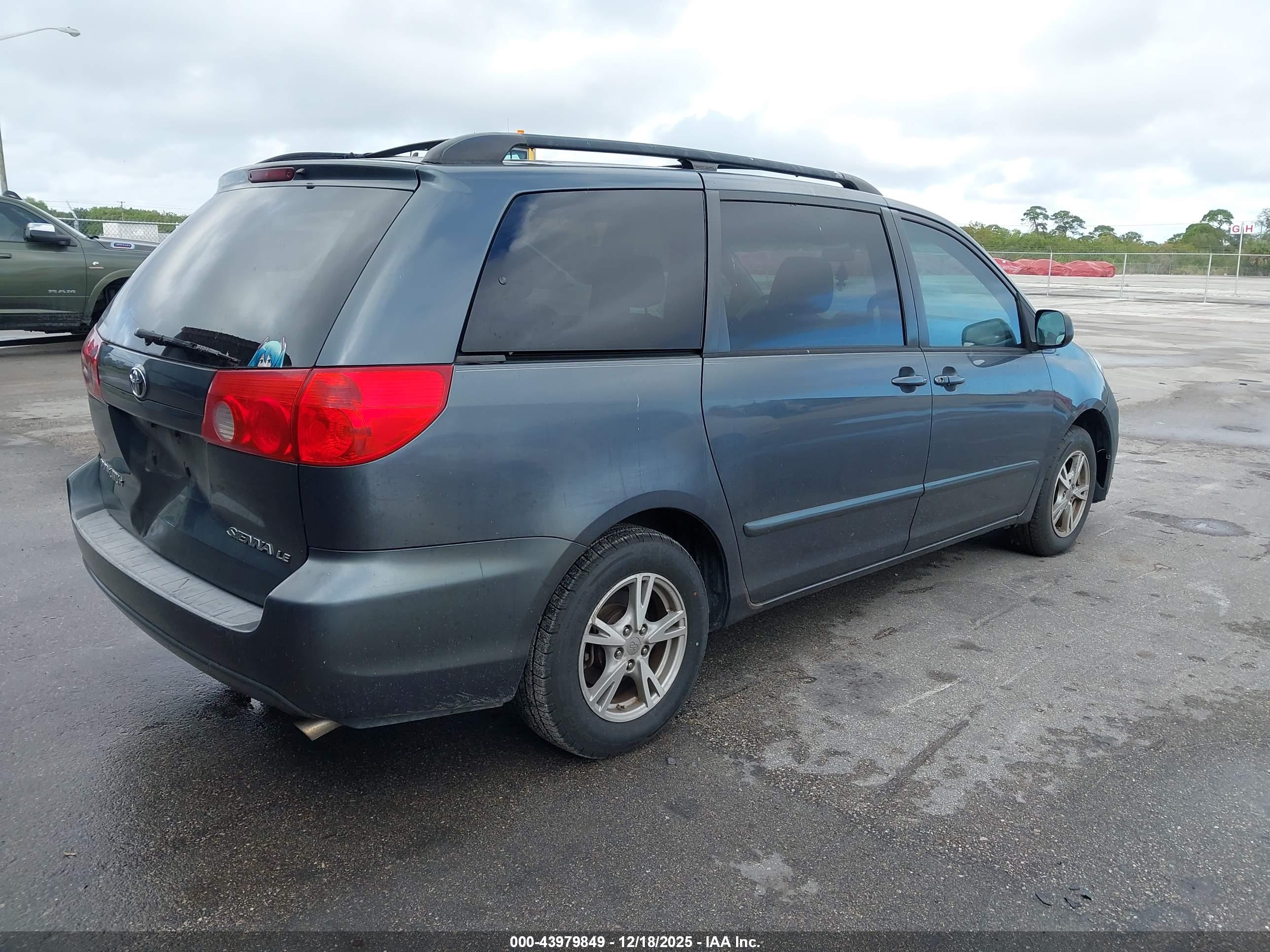 TOYOTA SIENNA image 4