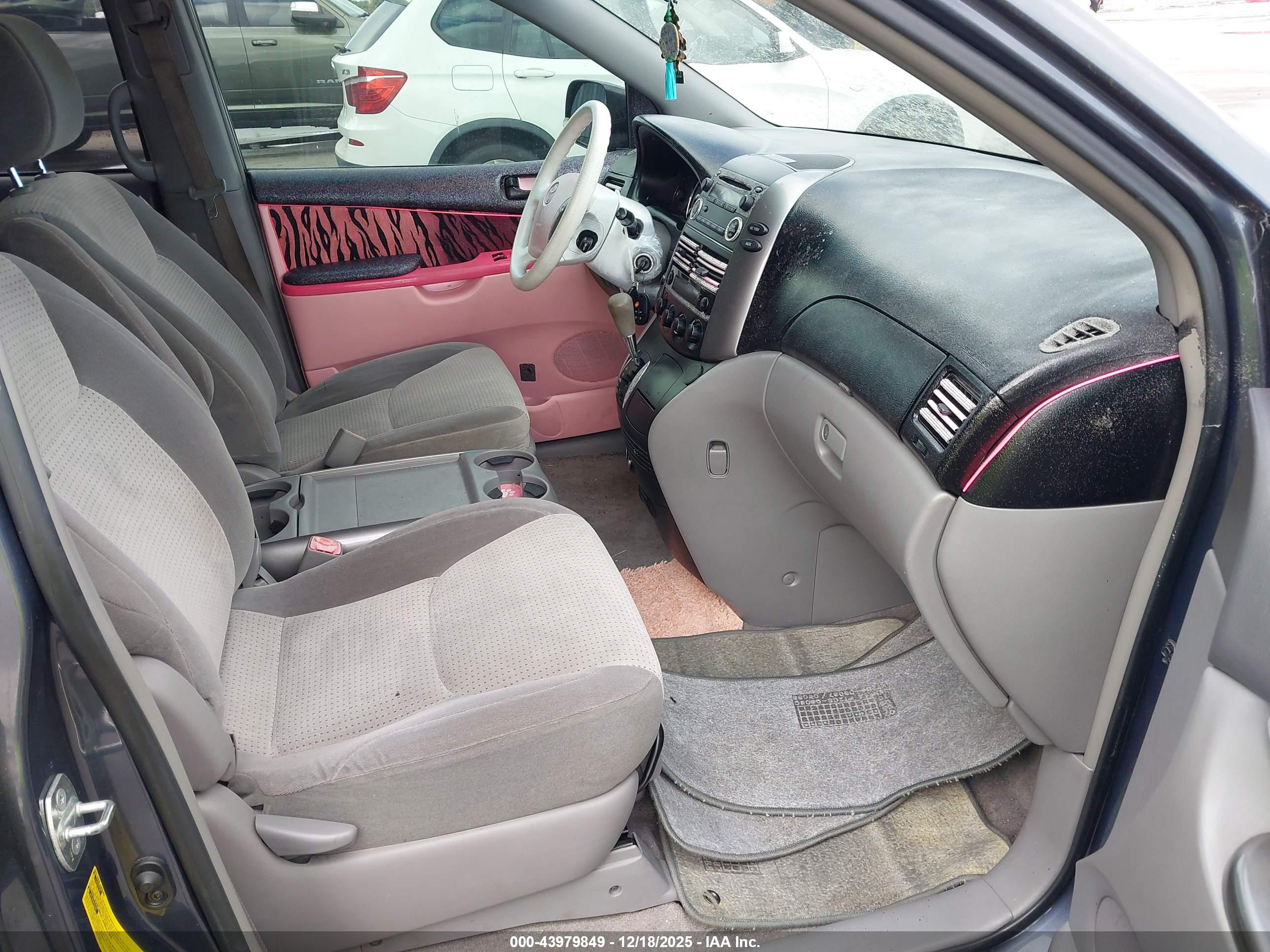 TOYOTA SIENNA image 5