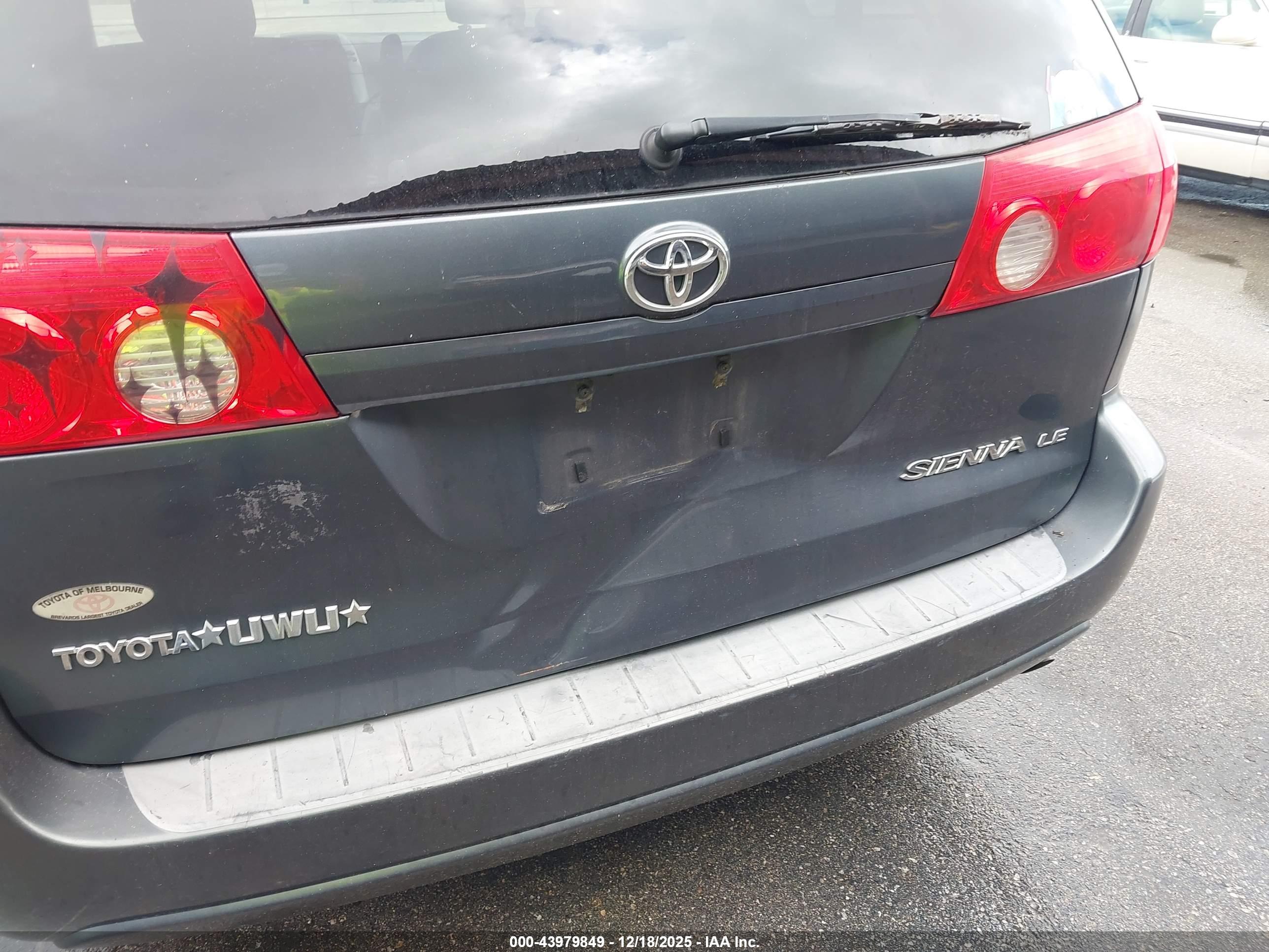 TOYOTA SIENNA image 6