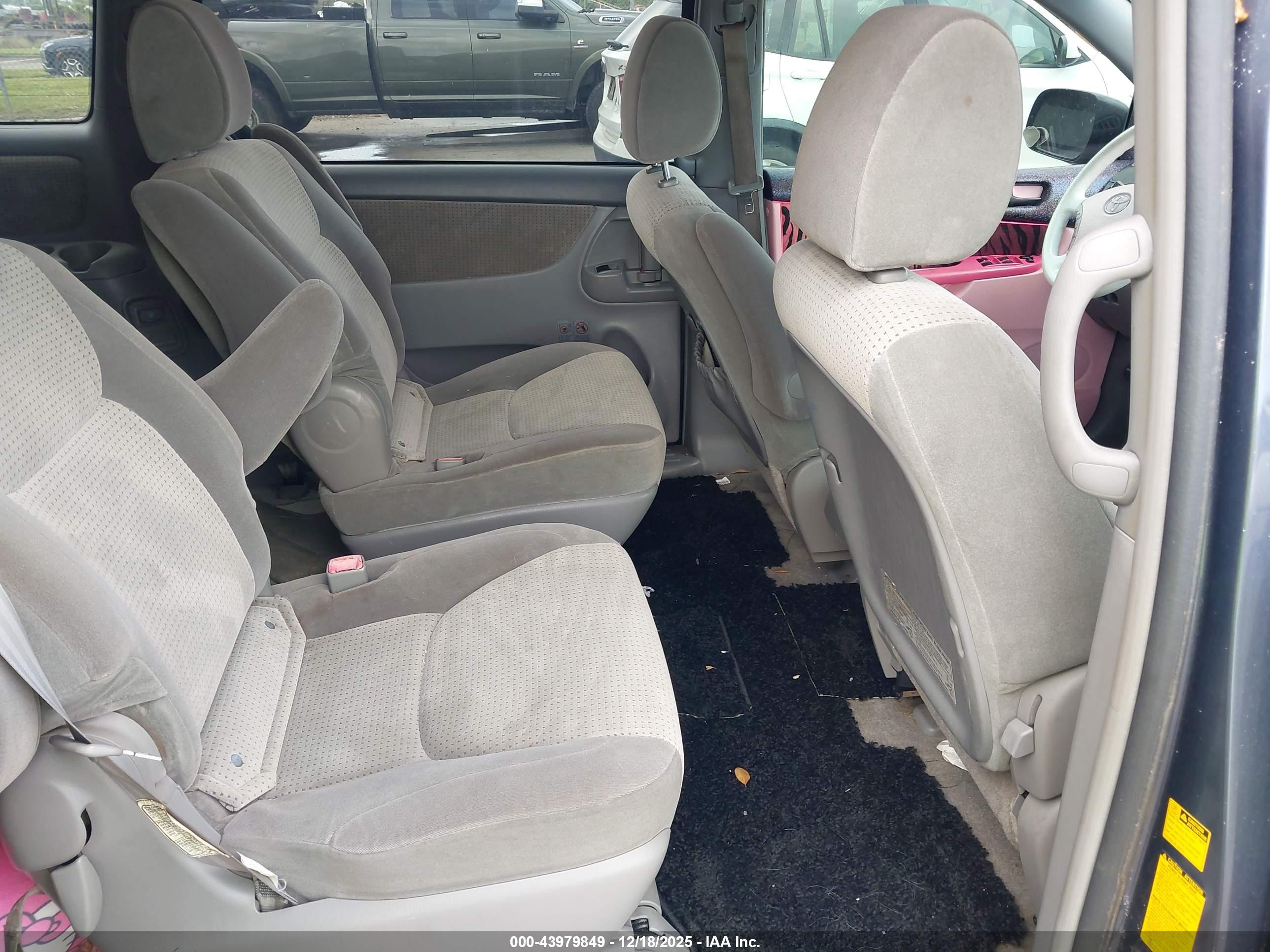 TOYOTA SIENNA image 8